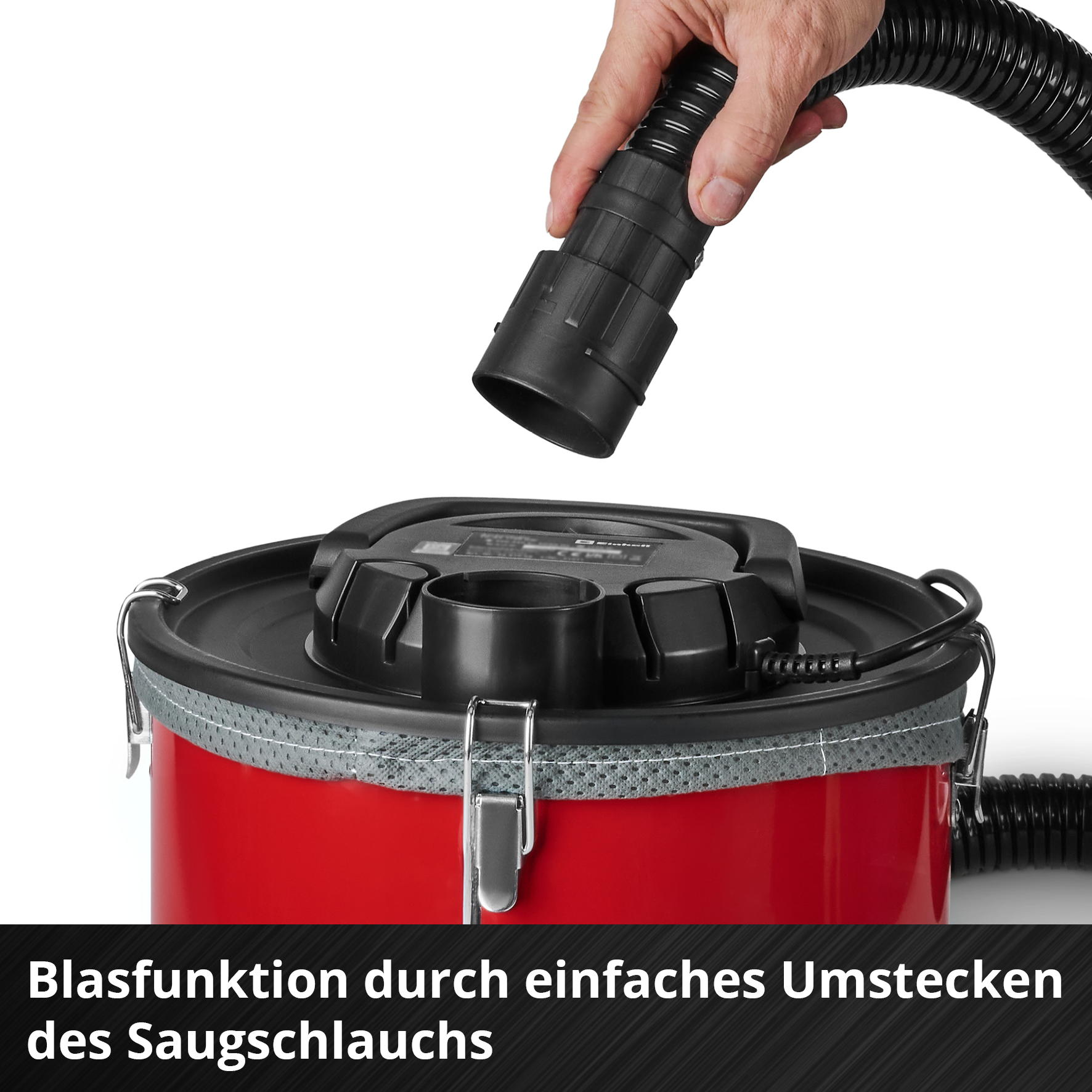 Hand hält einen schwarzen Staubsaugerschlauch über einem roten Staubsauger. Text unten: 'Blasfunktion durch einfaches Umstecken des Saugschlauchs'.