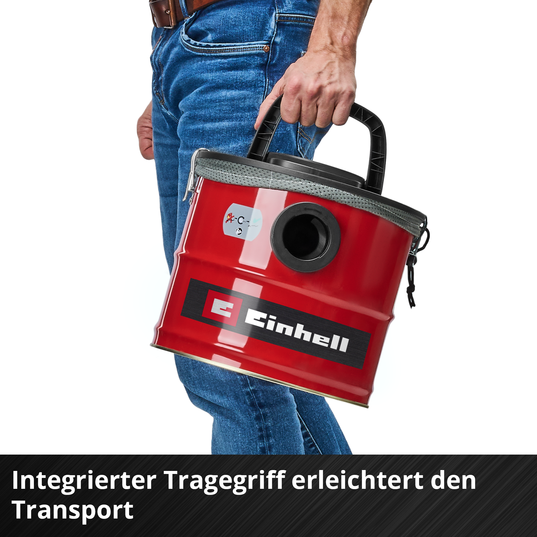 Eine Person hält einen roten Einhell-Behälter mit schwarzem Griff. Die Person trägt Jeans. Der Behälter hat eine schwarze Öffnung.
