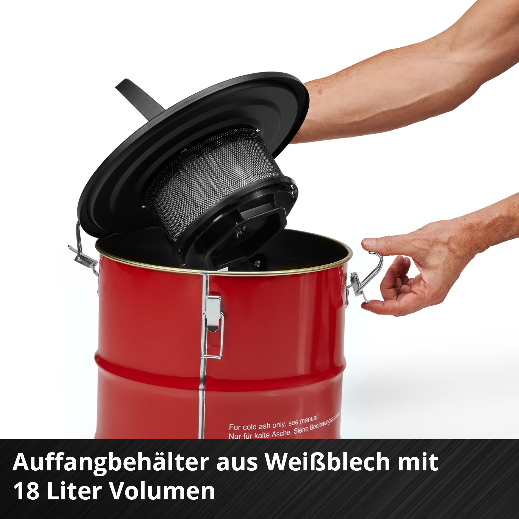 Ein roter Aschebehälter mit schwarzem Deckel wird von einer Hand geöffnet. Der Behälter hat einen Griff.