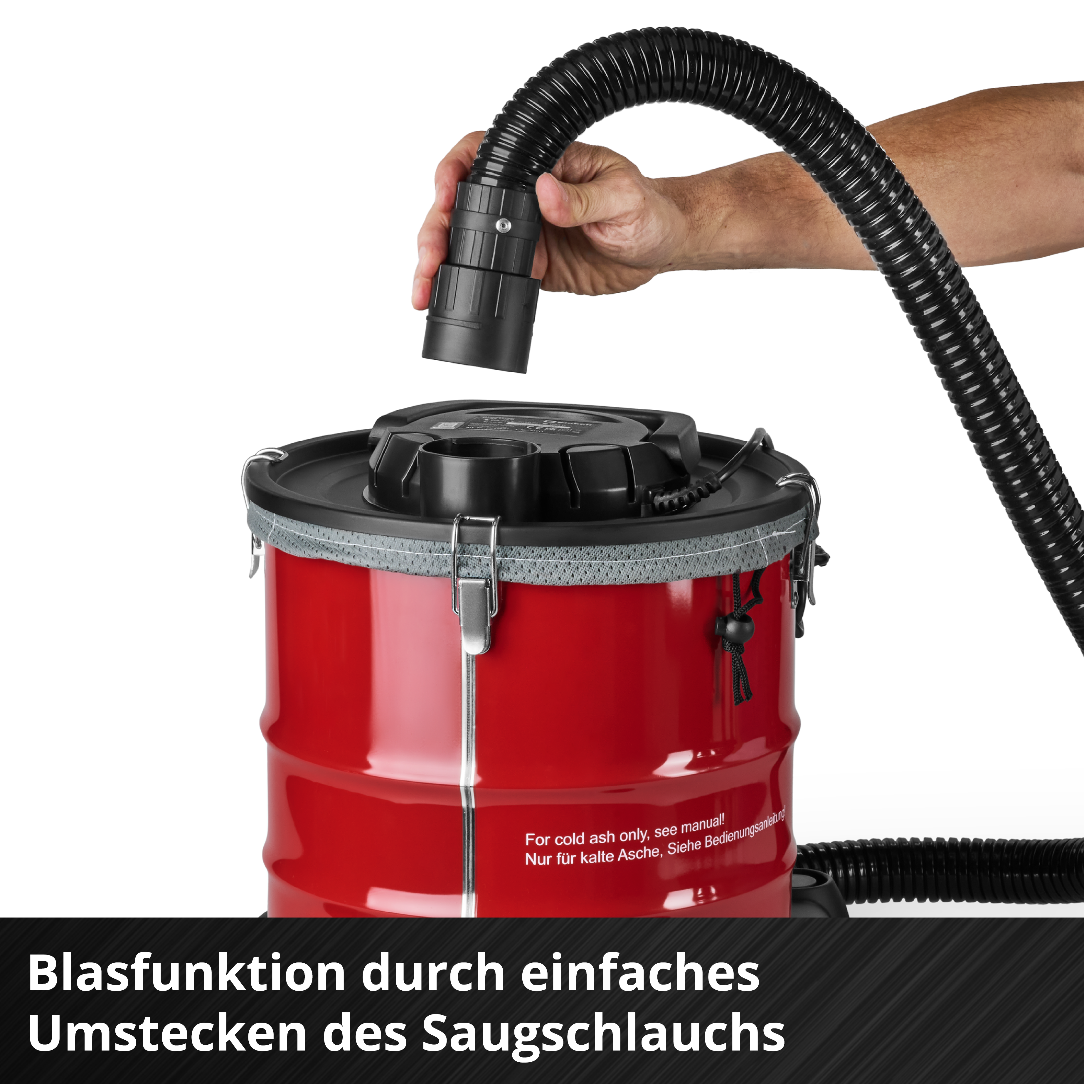 Eine Hand verbindet einen schwarzen Schlauch mit einem roten Fassstaubsauger. Text sagt: 'Blasfunktion durch einfaches Einstecken des Schlauchs'.