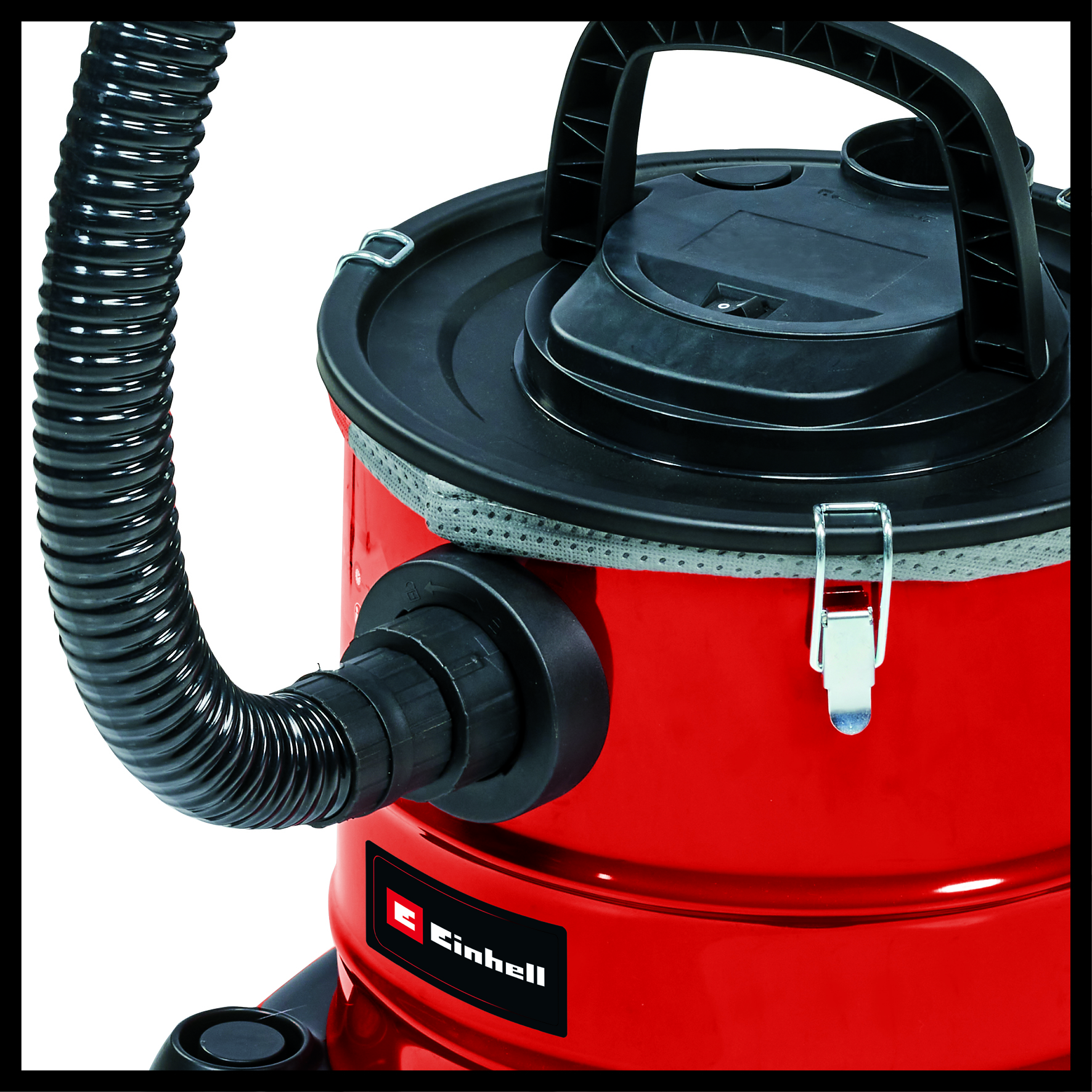 Aspirapolvere Einhell rosso. Maniglia, tubo e parte superiore neri. Chiusura argentata. Sfondo bianco.