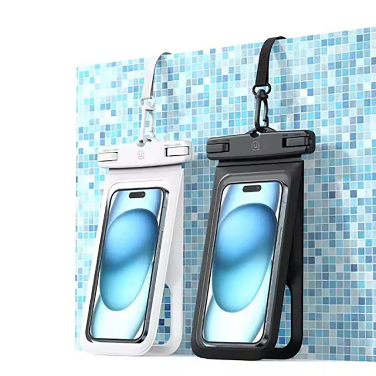 Due custodie impermeabili per telefoni, una bianca e una nera, appese contro un muro di piastrelle blu. Ognuna contiene un telefono.