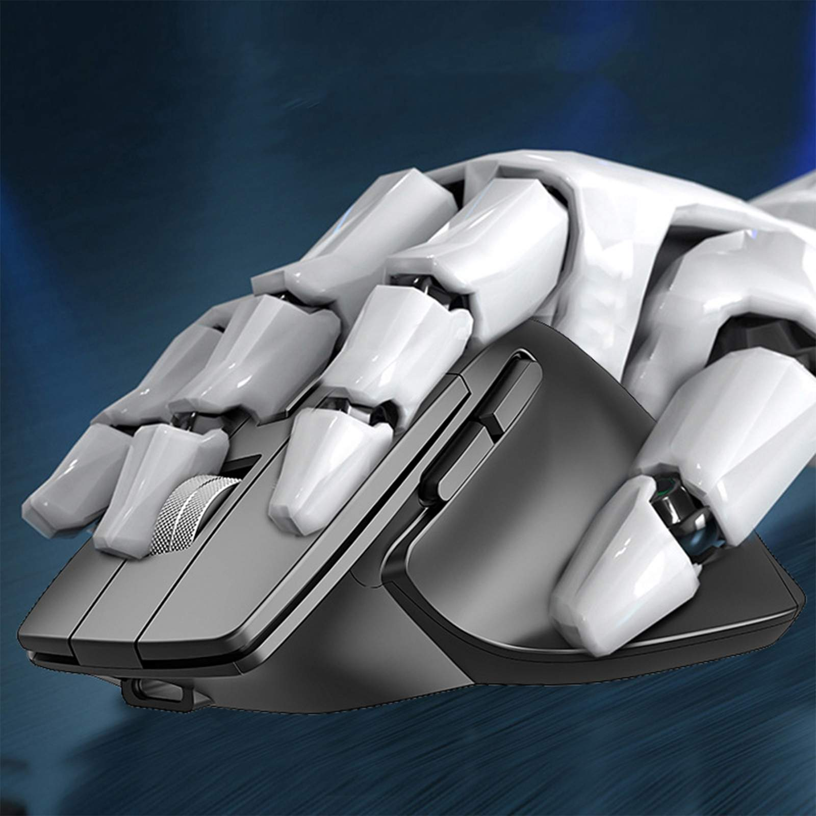 Eine Computermaus wird von einer Roboterhand gehalten. Hand und Maus sind grau und weiß vor blauem Hintergrund.