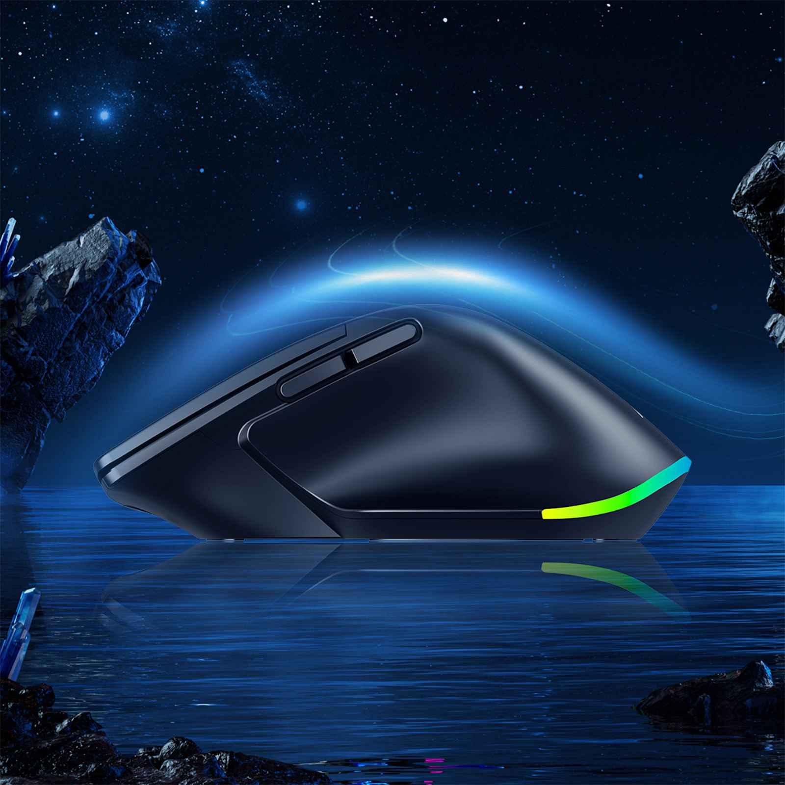 Eine schwarze Gaming-Maus mit einem Farbverlauf am Boden, vor einem Weltraumhintergrund.