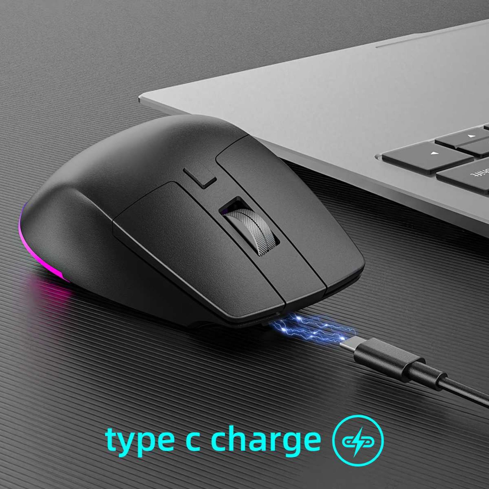 Schwarze kabellose Maus, die mit einem USB-C-Kabel geladen wird. Ein Laptop ist im Hintergrund, Text lautet 'type c charge'.