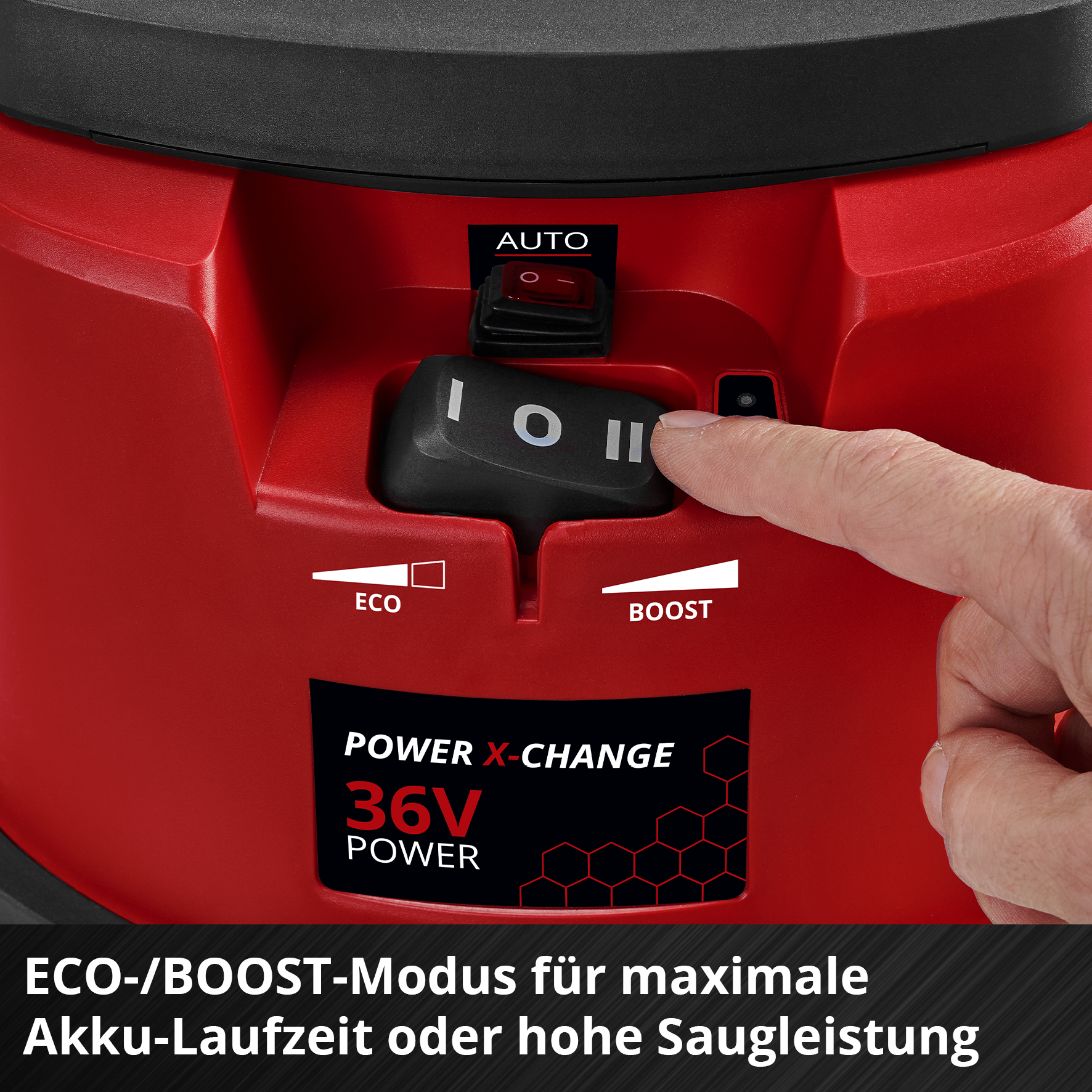 Rotes Staubsauger-Bedienfeld mit Ein/Aus-Schalter, ECO/BOOST-Einstellungen und einem Finger, der einen Knopf drückt.