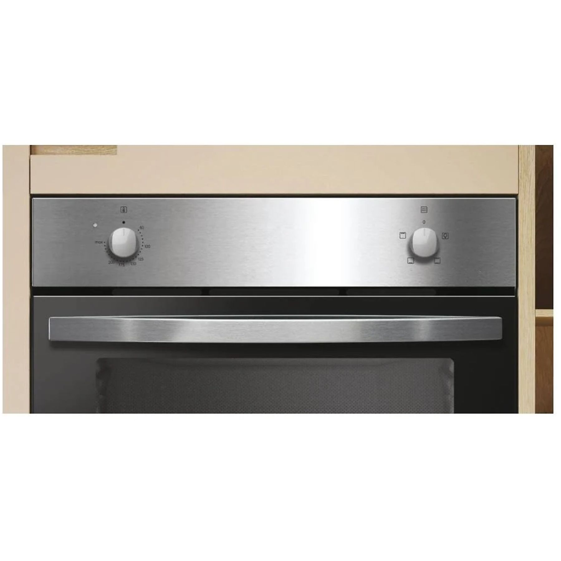 Un forno in acciaio inossidabile è integrato in mobili in legno. Ha manopole e una maniglia. La porta del forno è nera.
