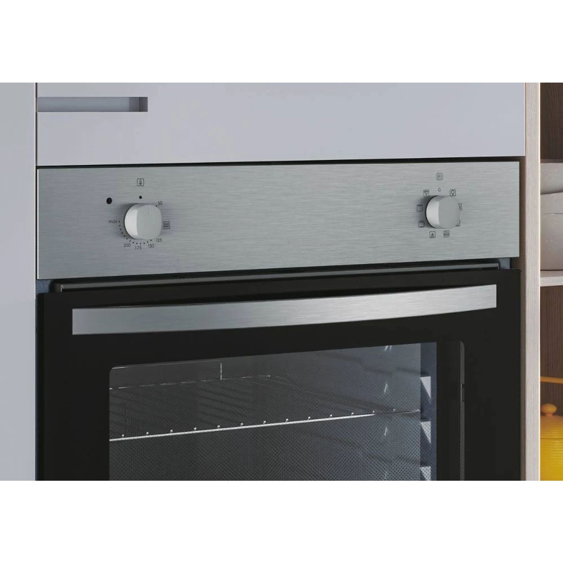 Primo piano di un forno in acciaio inossidabile. Sono visibili manopole per temperatura e impostazioni. La porta del forno è chiusa.