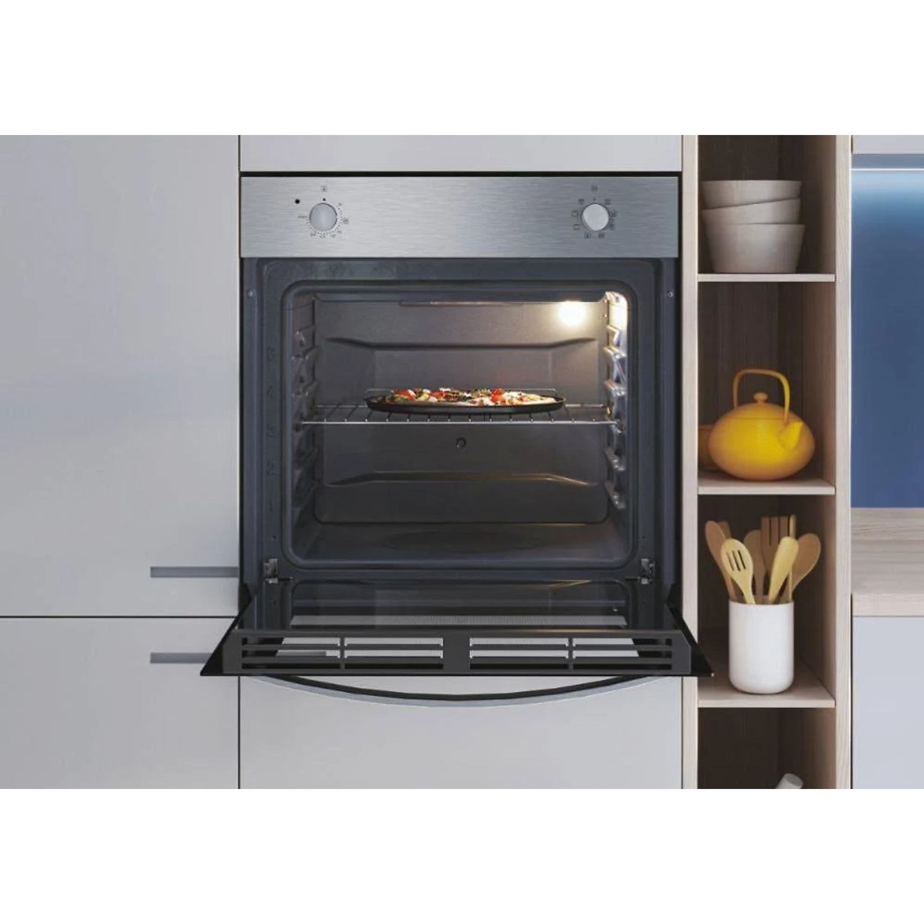 Forno aperto con pizza dentro. Ambiente cucina. Scaffali con ciotole, teiera e utensili visibili.