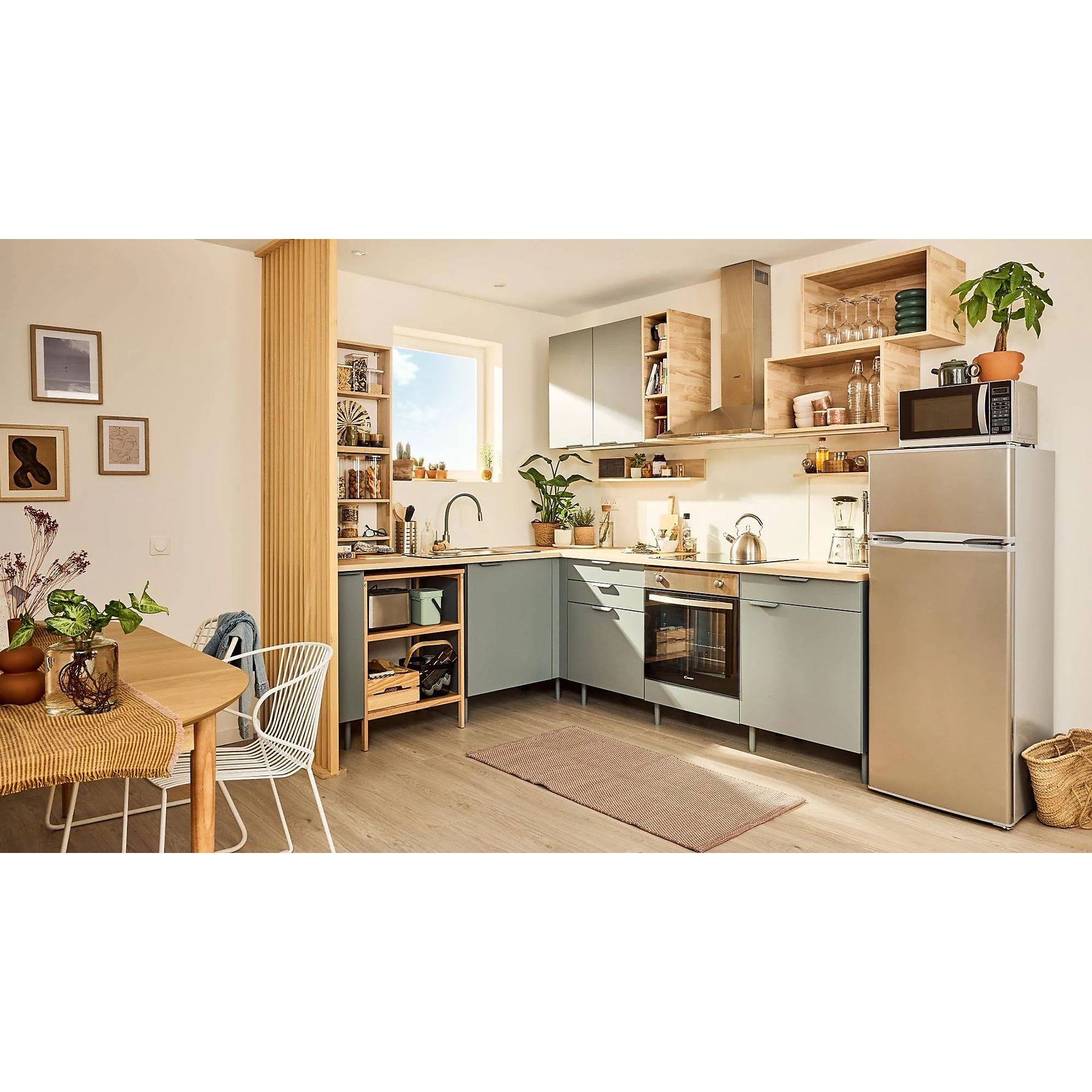 Cucina moderna con mobili, elettrodomestici e zona pranzo. Include frigorifero, forno e tavolo da pranzo con sedie.