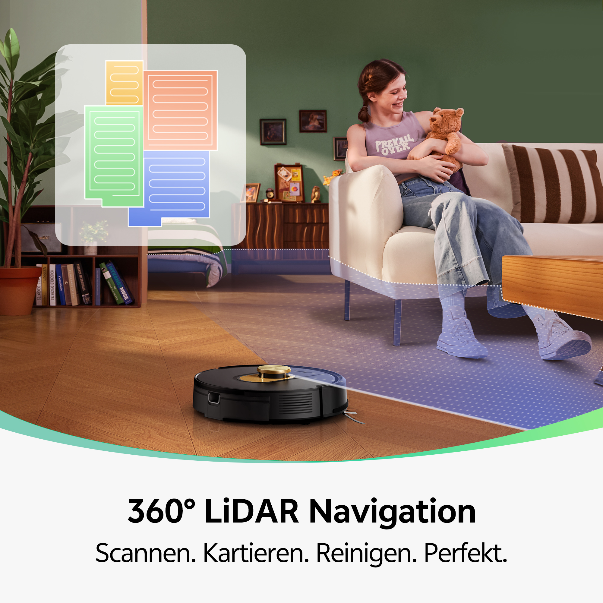 Eine Frau auf dem Sofa hält einen Teddybären, während ein Roboterstaubsauger den Boden reinigt. Das Bild zeigt Reinigungspfade.