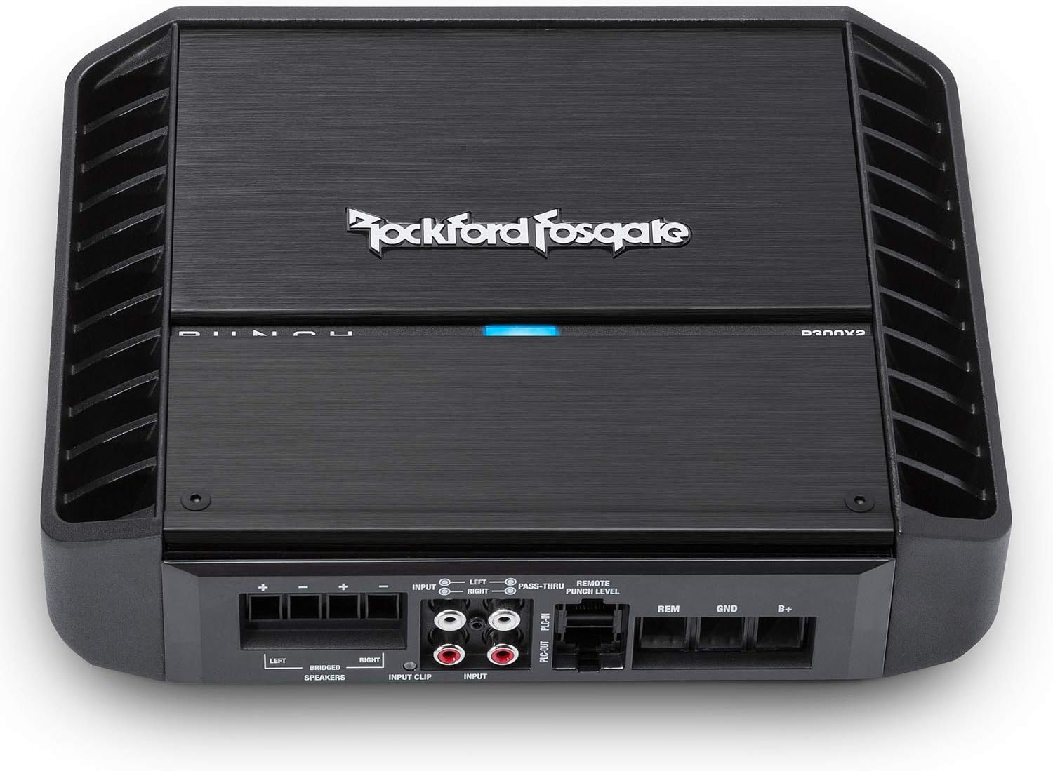 Schwarzer Rockford Fosgate Auto-Verstärker. Silbernes Logo, Eingänge und Ausgänge sichtbar, Belüftung an den Seiten. Blaues Licht oben.