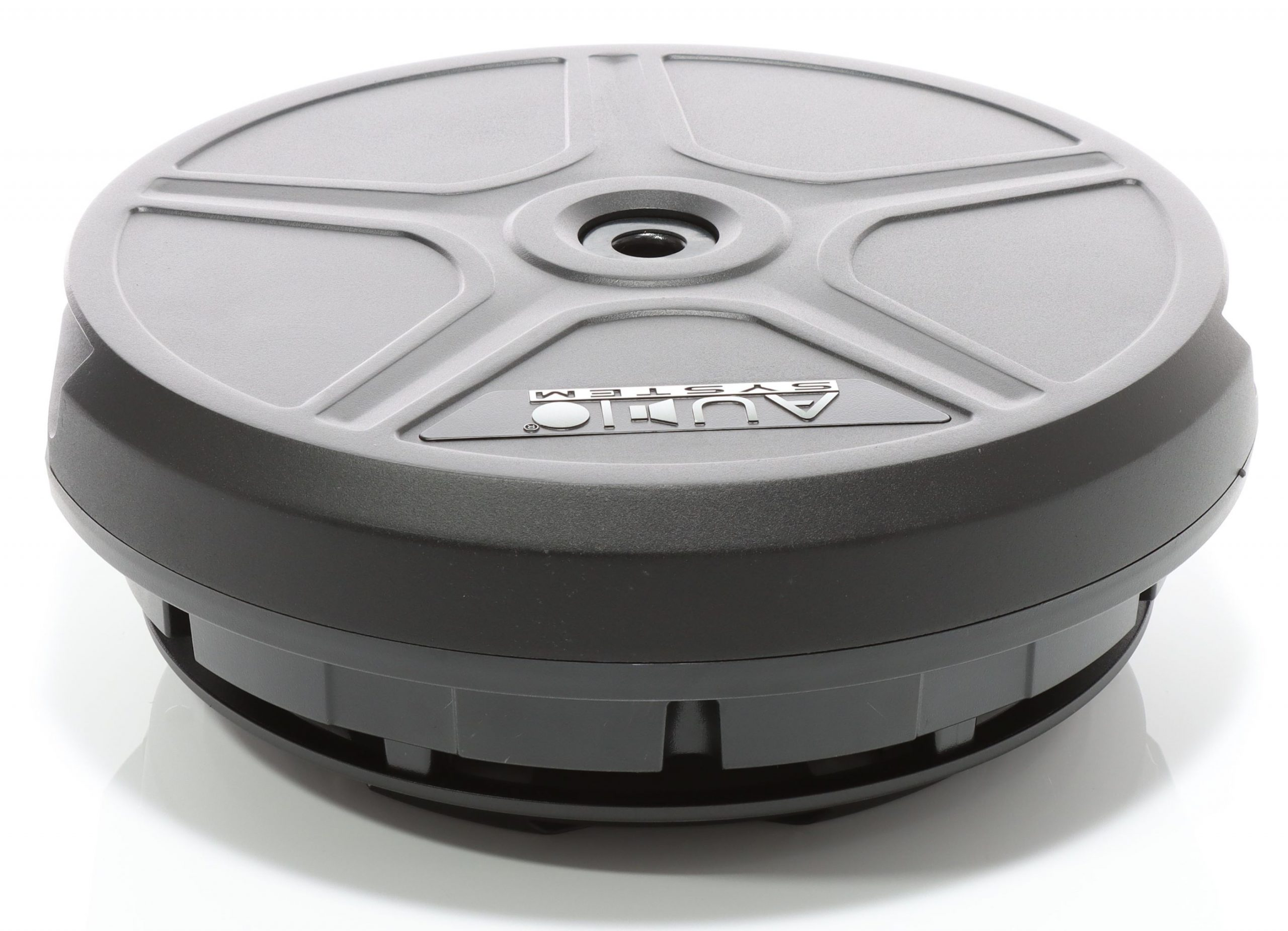 Ein runder, grauer Subwoofer mit schwarzem Sockel. Die Oberseite hat ein Sterndesign. Das Wort AUDIO SYSTEM steht vorne.