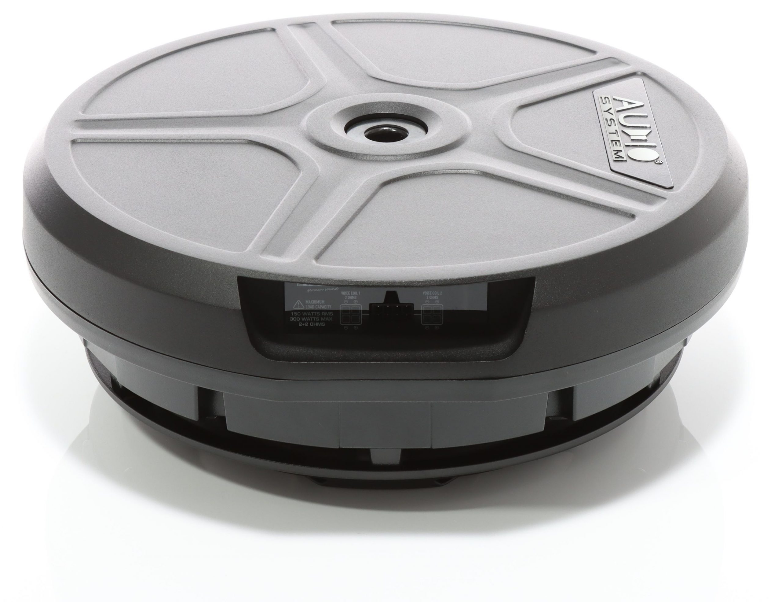 Ein runder, grauer Subwoofer mit schwarzen Akzenten und dem Audio System Logo oben. Der Hintergrund ist weiß.