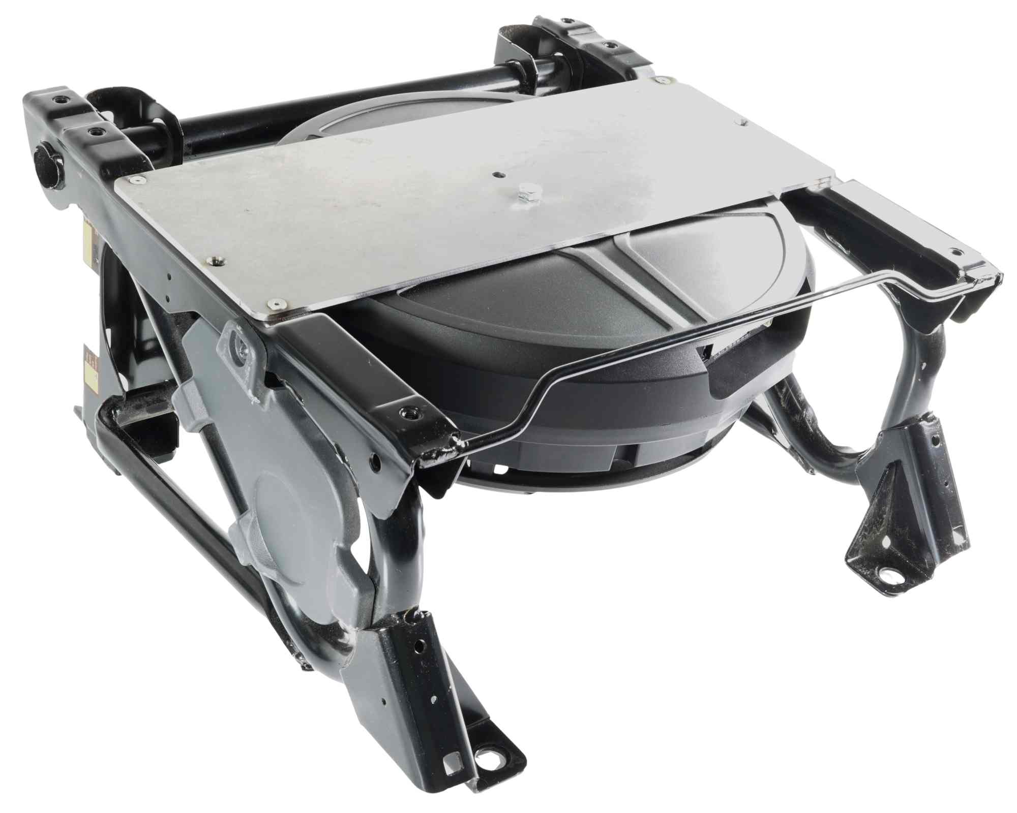 Ein metallischer Autositzrahmen mit schwarzer Basis und einer silbernen Platte oben. Auf weißem Hintergrund isoliert.