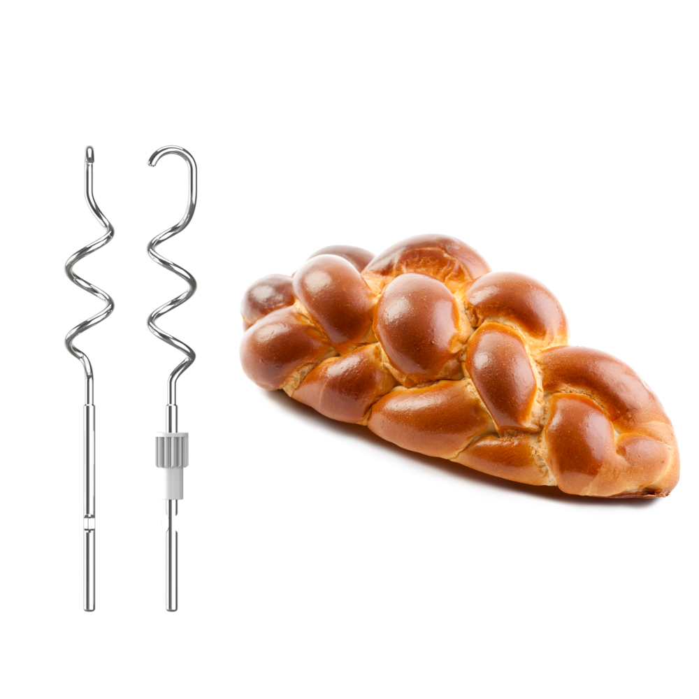 Twee mixeropzetstukken naast een brood. Het brood is goudbruin met een glanzend glazuur.