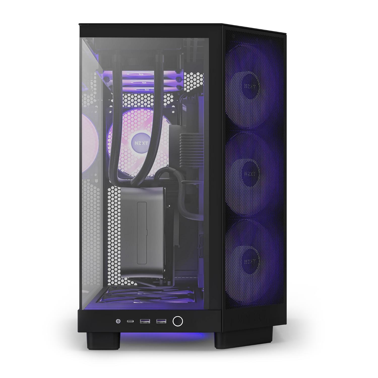 Una carcasa de ordenador con un panel lateral de cristal. Dentro hay ventiladores con luces moradas. La carcasa es negra con componentes internos blancos.
