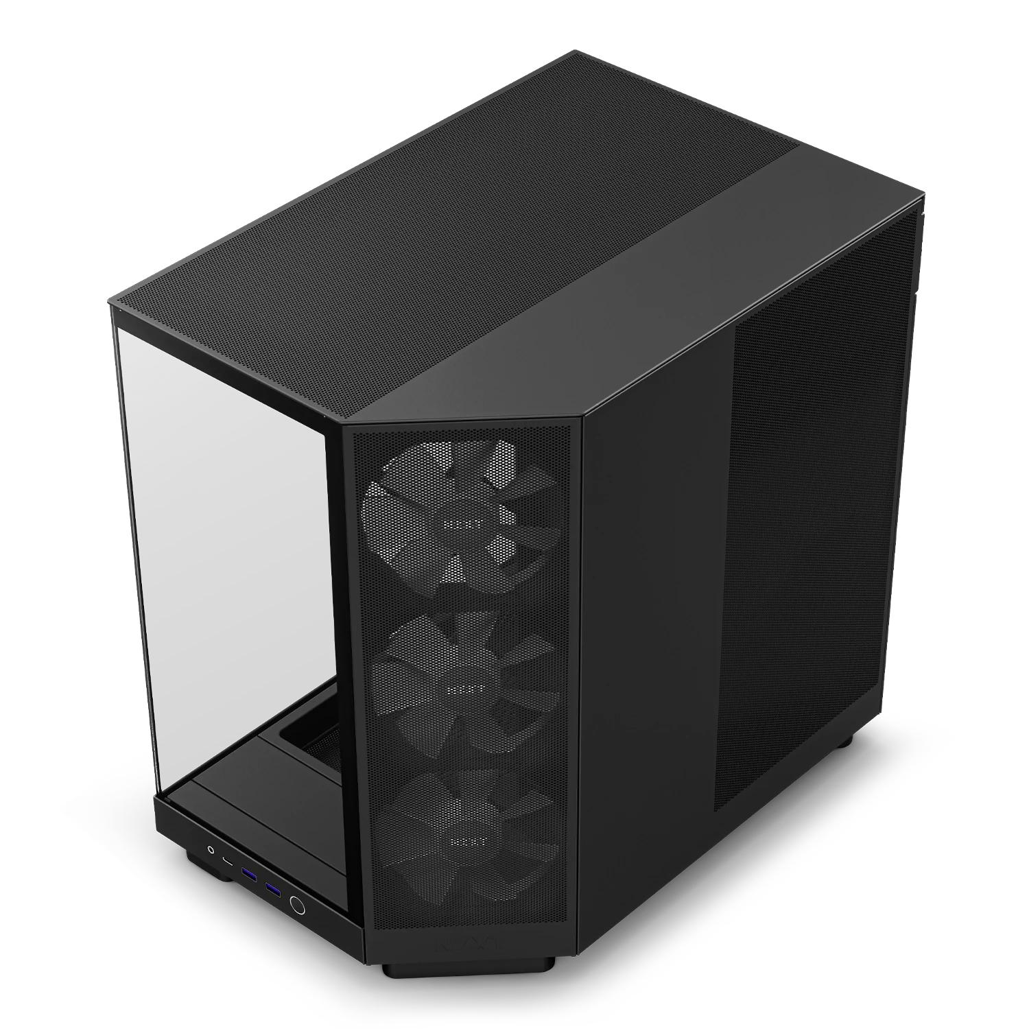 Una caja de computadora negra, vista en ángulo. Cuenta con un panel lateral de vidrio, frontal de malla con ventiladores y panel superior con agujeros.