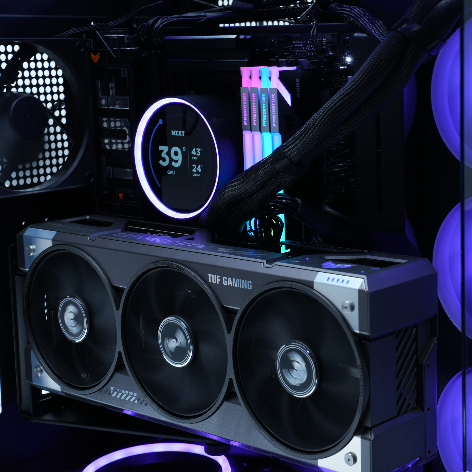 Componentes de PC: GPU, CPU y refrigeración líquida con luces LED. La GPU tiene tres ventiladores. Se muestran lecturas de temperatura.