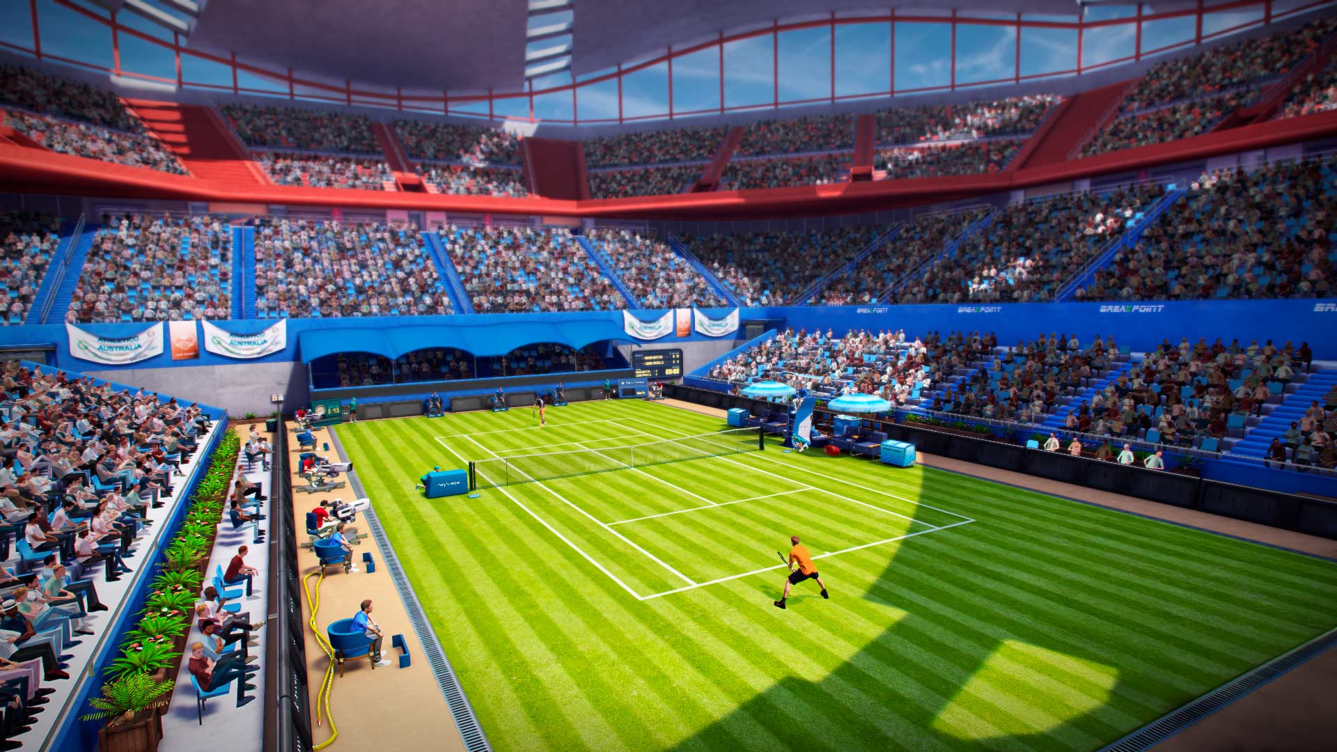 Tennisspiel in einem Stadion mit vielen Zuschauern. Spieler auf einem grünen Platz. Blaue Sitzplätze und rotes Dach.