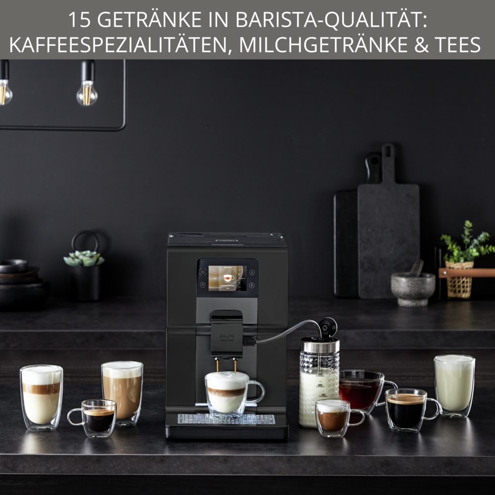 Eine Kaffeemaschine mit verschiedenen Kaffeegetränken. Enthält Espresso, Latte Macchiato und Milchschaum, alles vor dunklem Hintergrund.