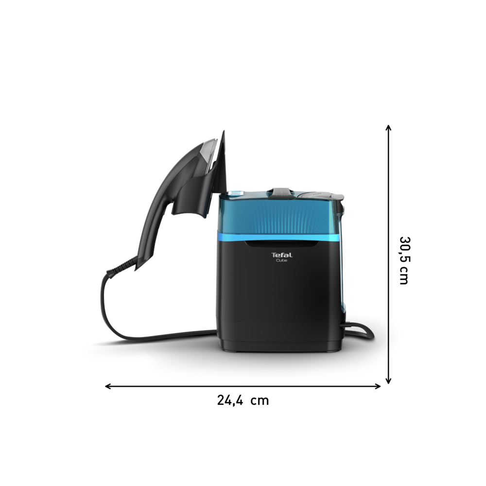 Un ferro da stiro a vapore Tefal Cube nero e blu. Dimensioni: 24,4 cm x 30,5 cm. Il ferro è aperto e collegato alla base.