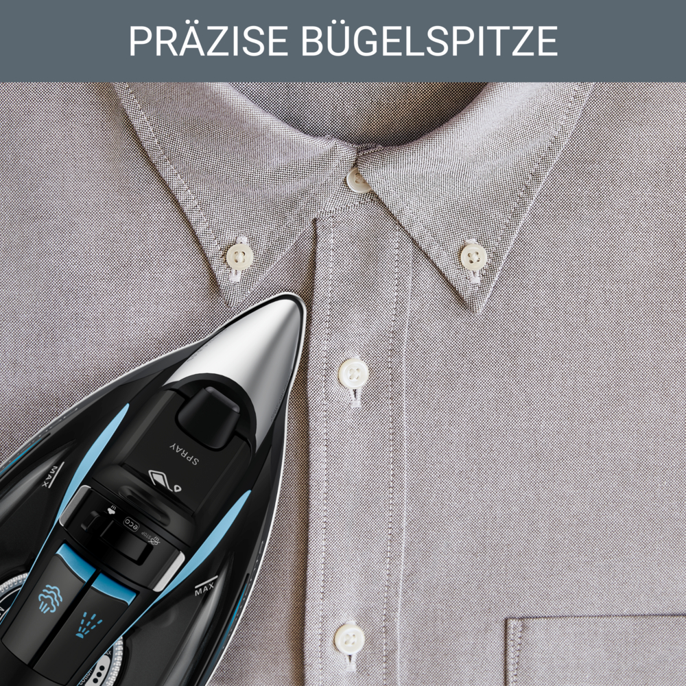 Czarne żelazko z niebieskimi akcentami spoczywa na szarej koszuli zapinanej na guziki. Końcówka żelazka znajduje się blisko guzika.