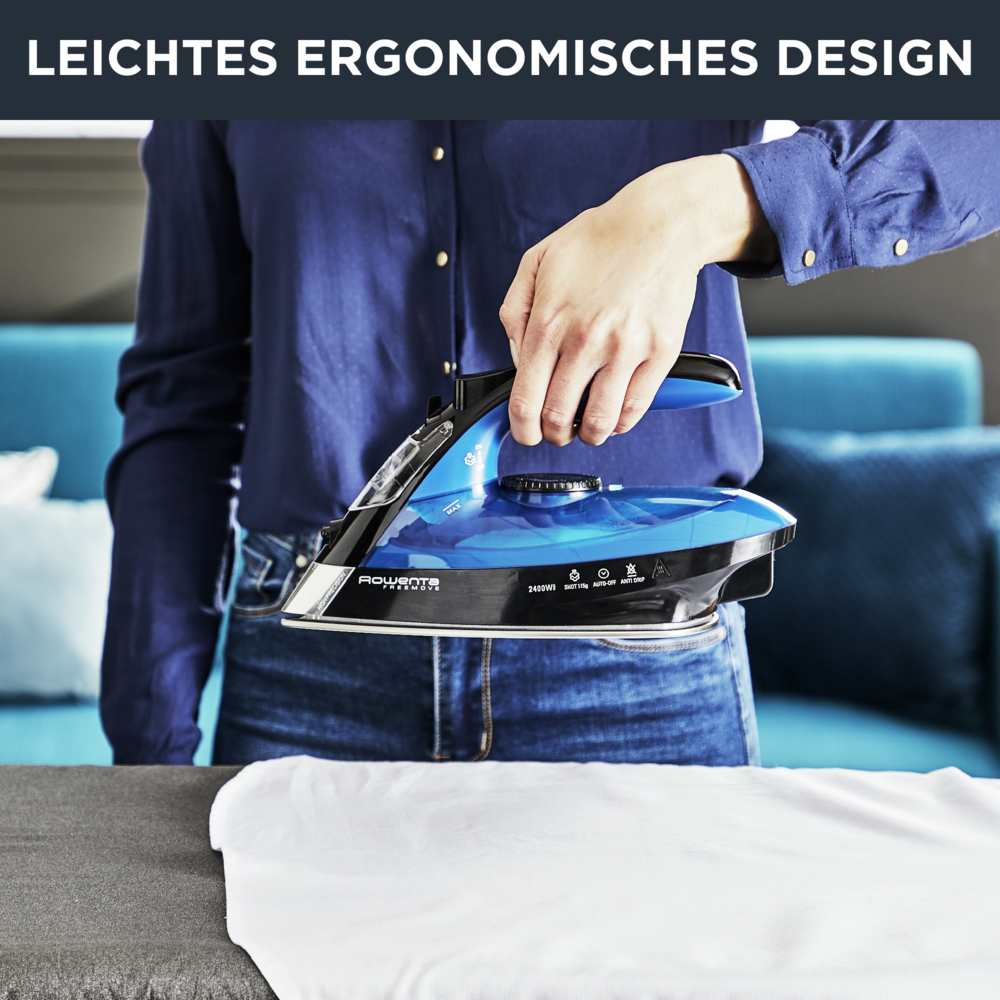 Osoba prasuje białą koszulę niebiesko-czarnym żelazkiem. Tło przedstawia niebieską sofę.