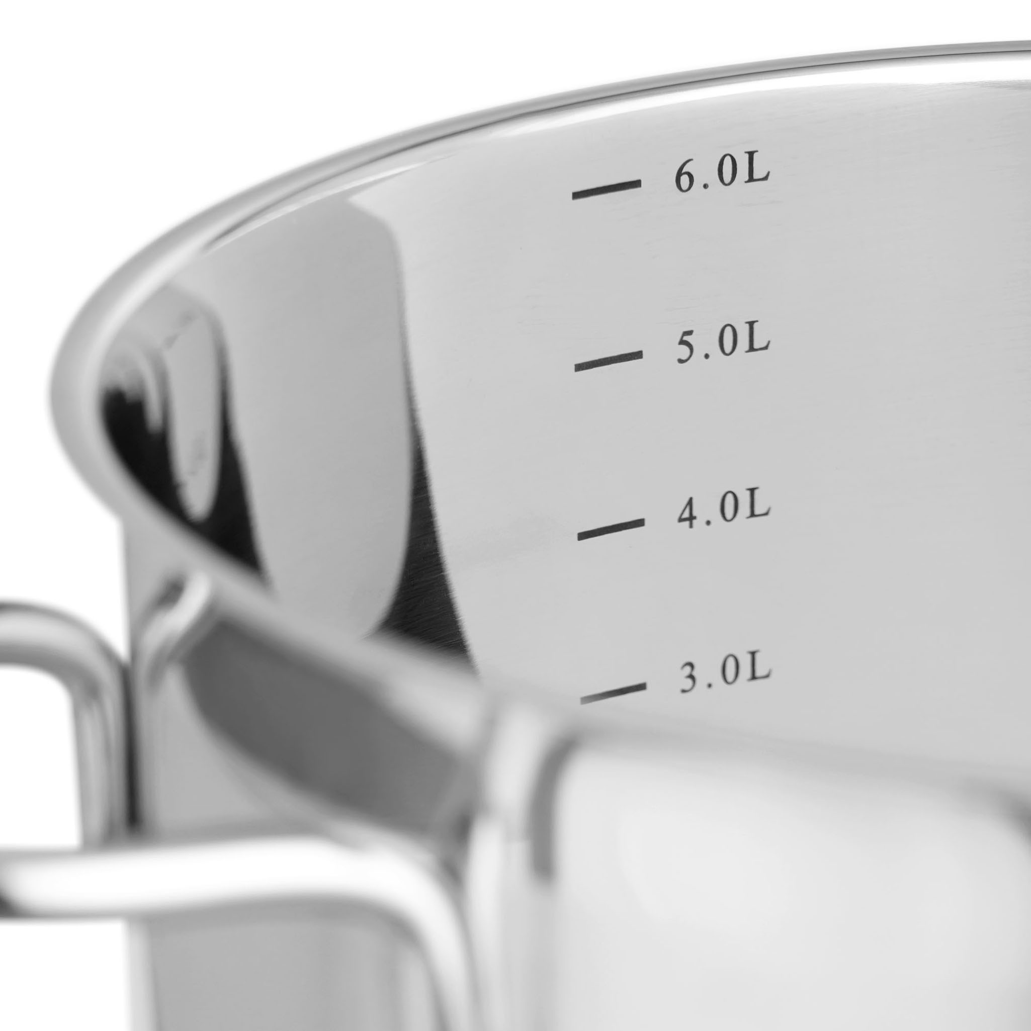 Nahaufnahme eines Edelstahltopfs mit Volumenmarkierungen von 3,0 l bis 6,0 l. Griff links sichtbar.