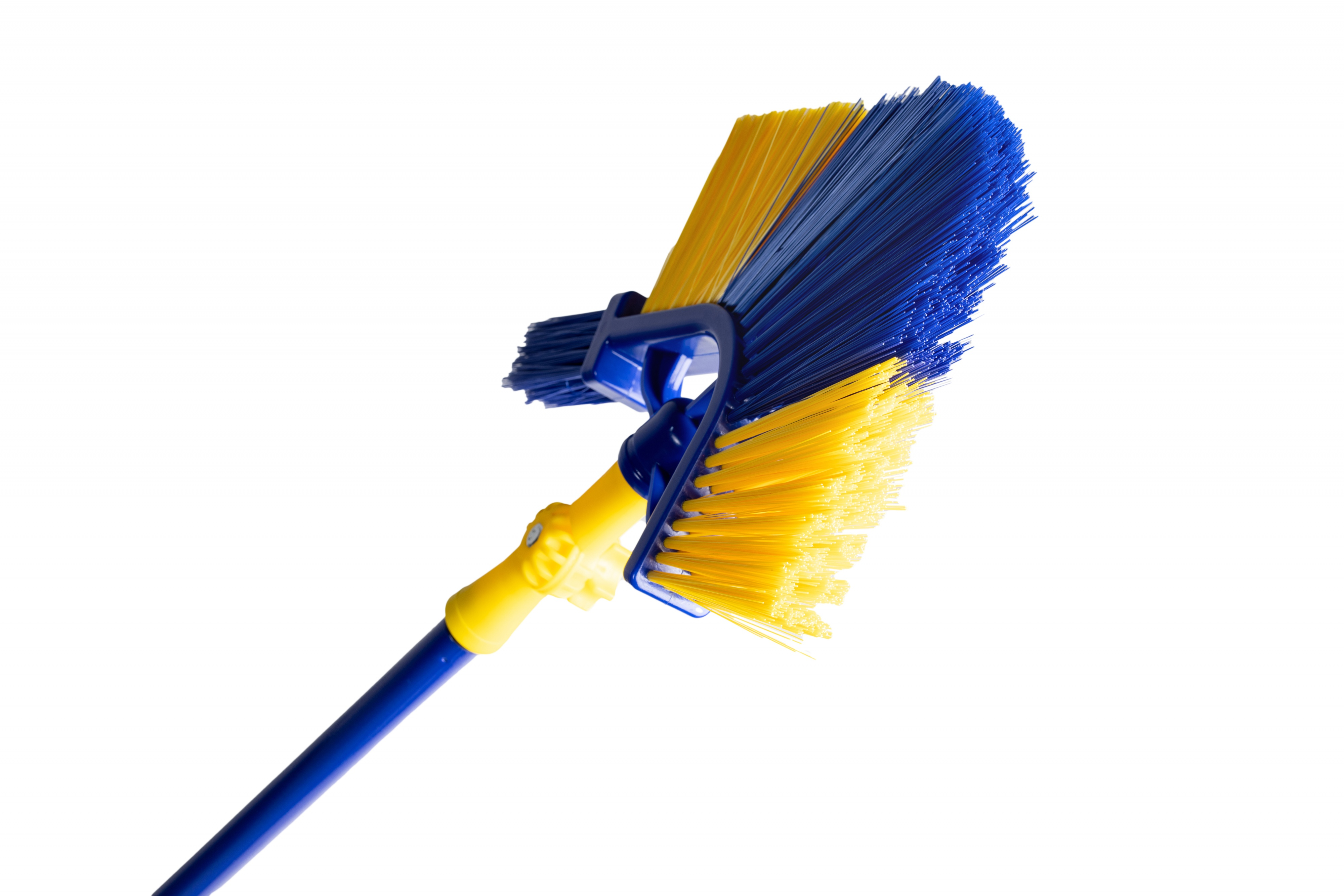 Een bezem met gele en blauwe haren, een blauwe steel en een geel gewricht, op een witte achtergrond.