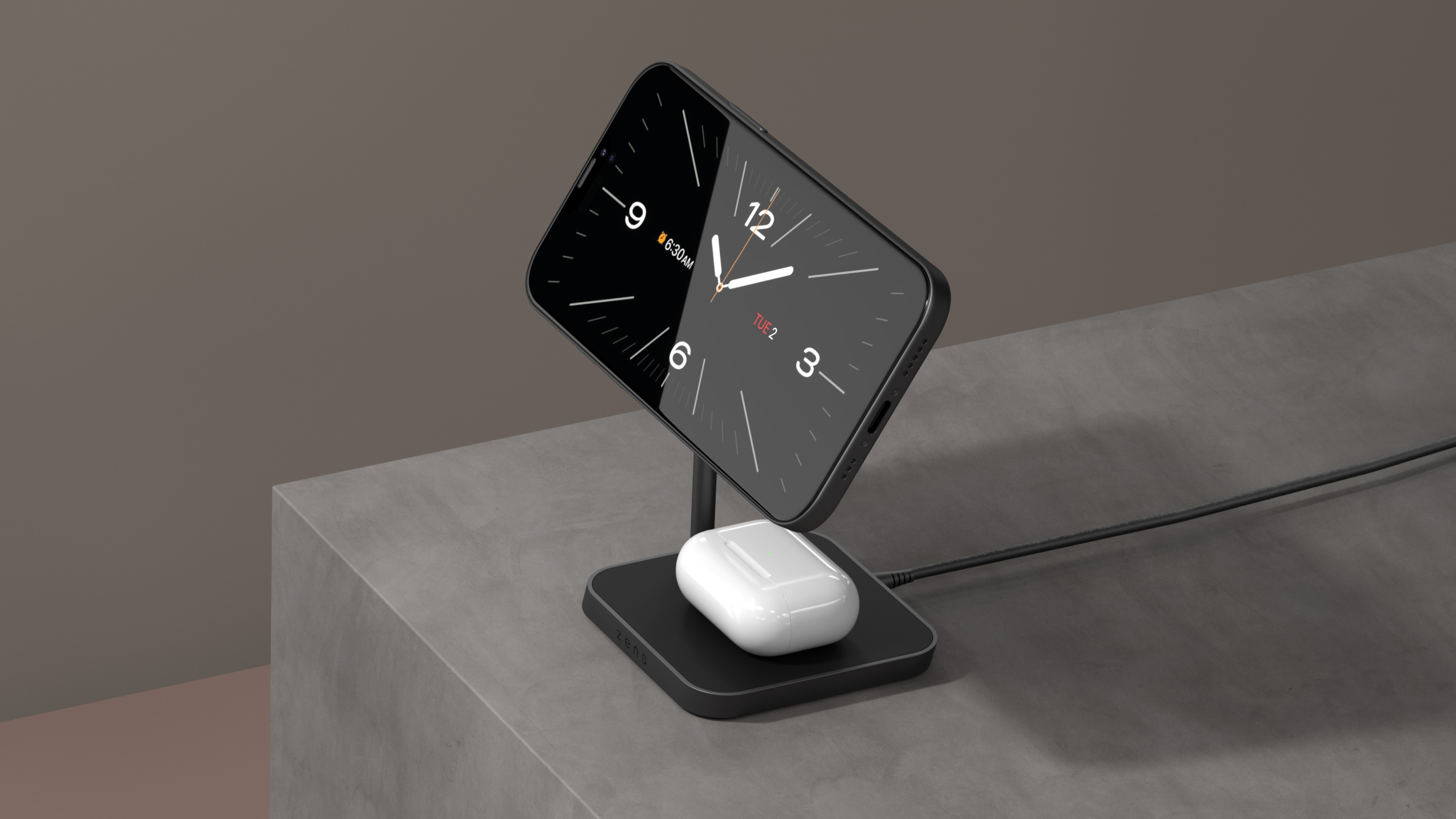 Ein Telefon, das eine Uhr anzeigt, lädt ein weißes Ohrhörer-Case auf. Die Szene befindet sich auf einer grauen Oberfläche mit braunem Hintergrund.