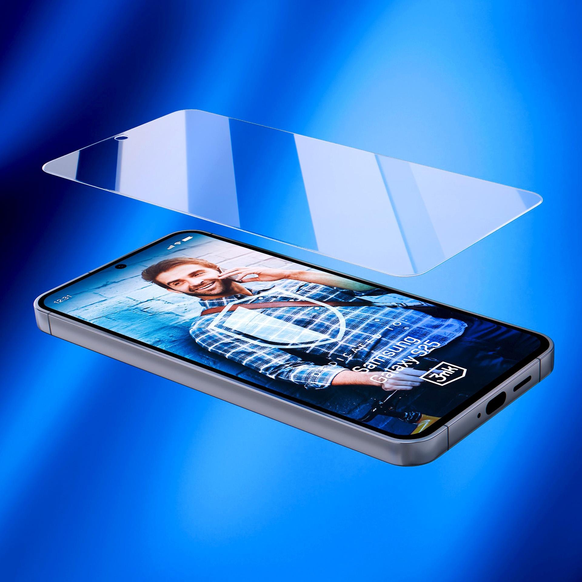 Telefon z ochraniaczem ekranu. Telefon pokazuje uśmiechniętego mężczyznę. Niebieskie tło.