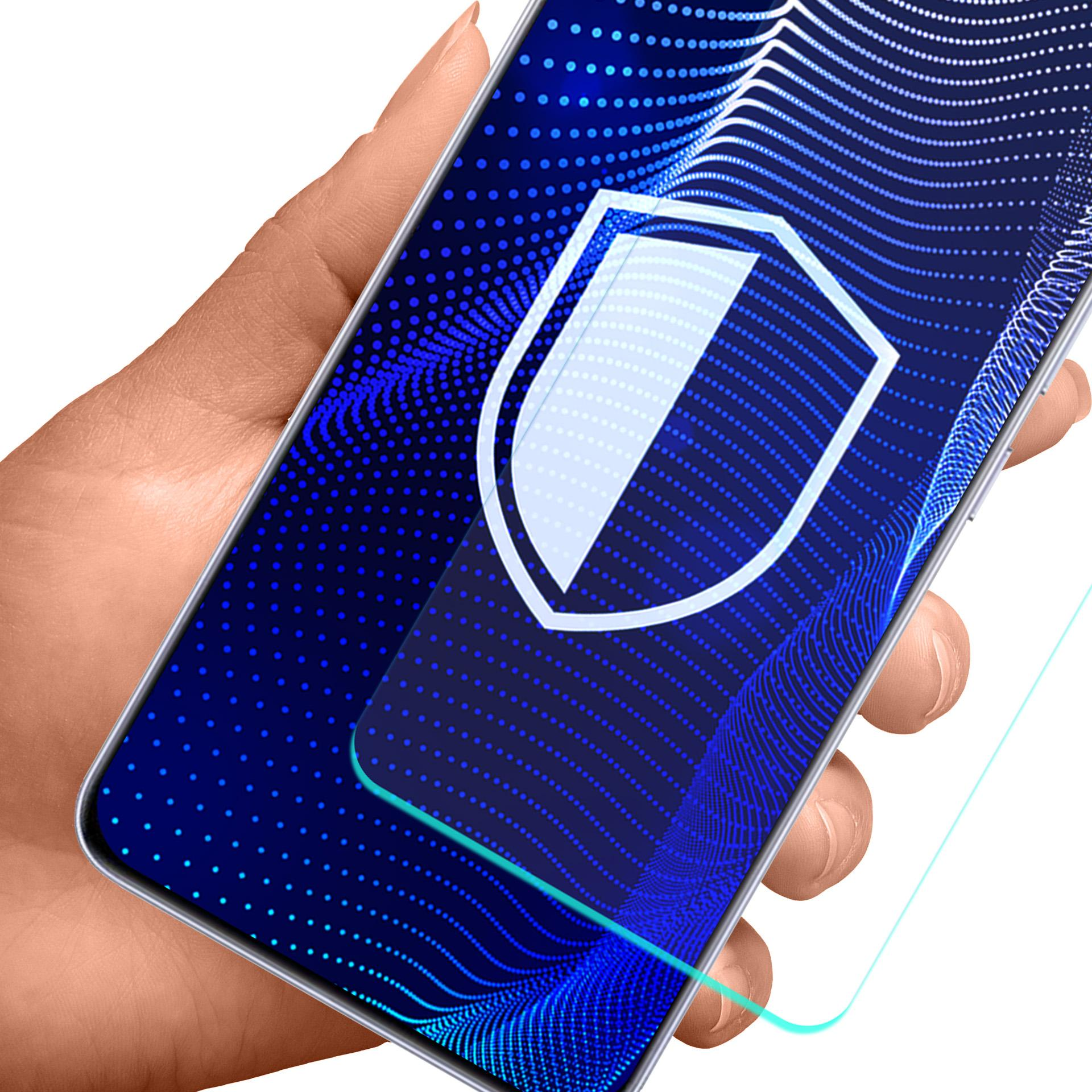 Mano che tiene un telefono con un'icona a scudo sullo schermo, circondata da punti e linee blu.