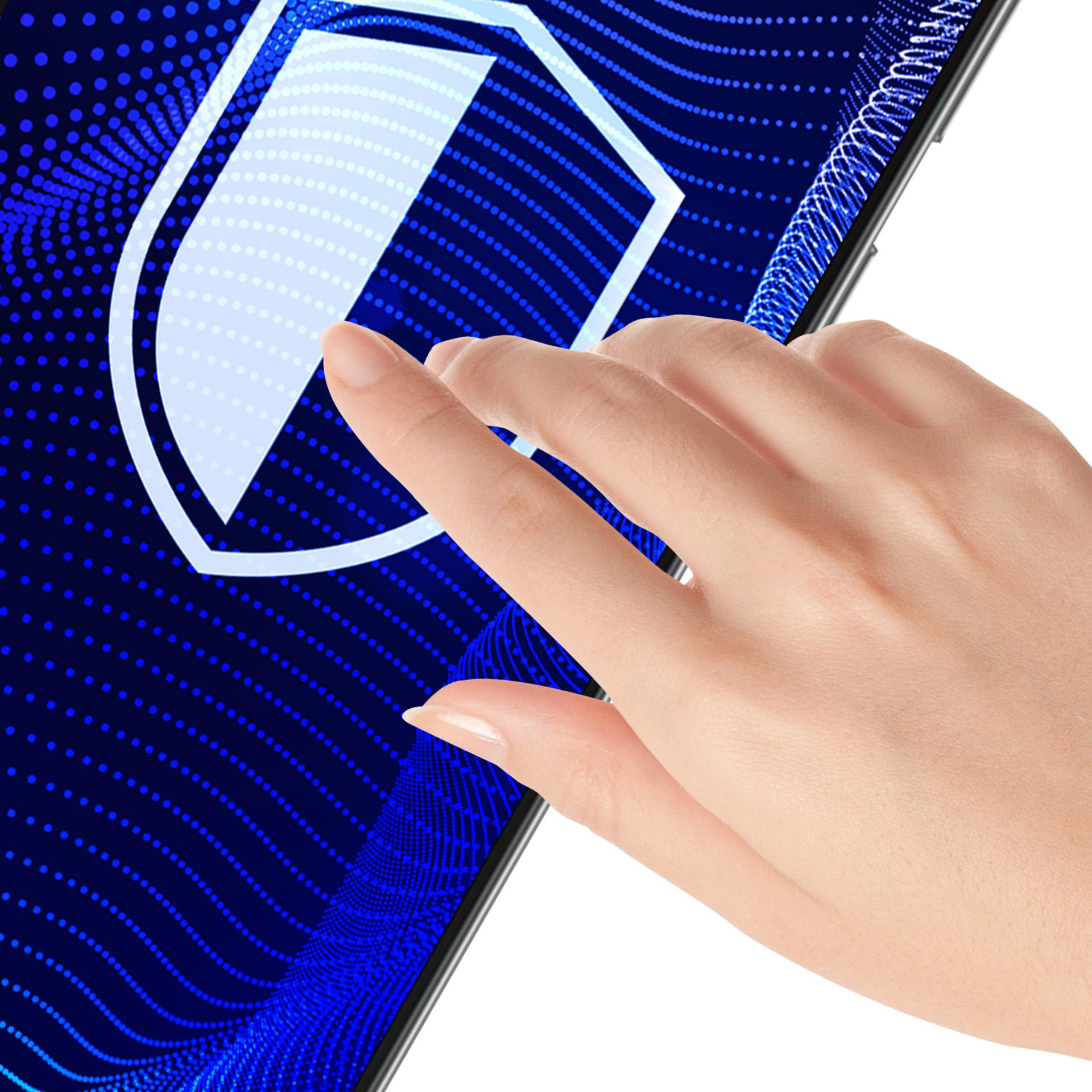 Dłoń dotyka ekranu tabletu. Ikona tarczy znajduje się na ekranie, otoczona niebieskimi kropkami.