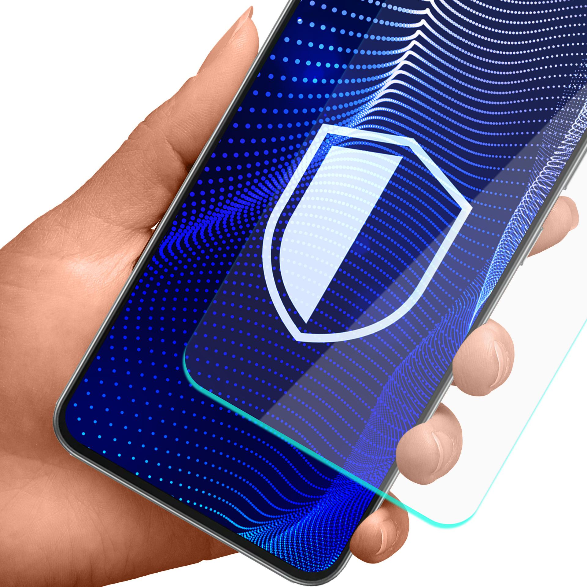 Dłoń trzymająca telefon z ikoną tarczy na ekranie. Ekran jest niebieski z białymi kropkami.