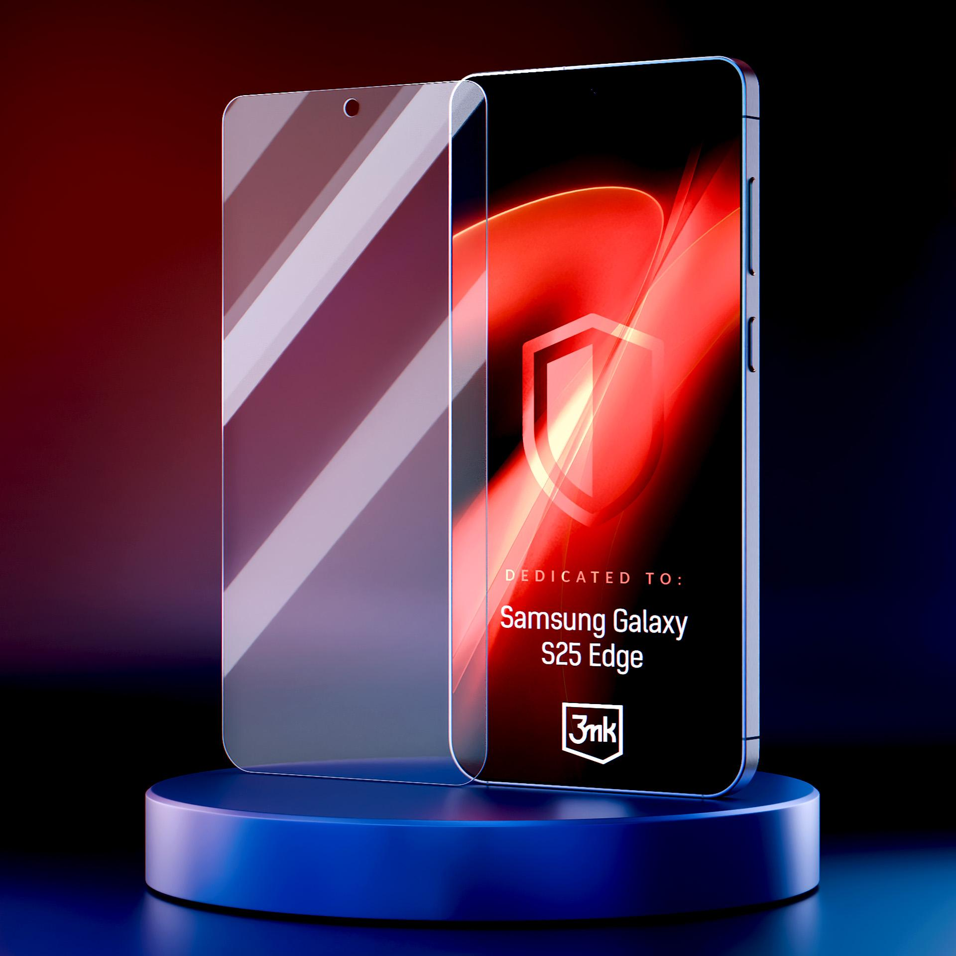 Un telefono e una protezione schermo sono su un podio blu. Lo schermo mostra un logo. Testo: 'Dedicated to: Samsung Galaxy S25 Edge'.