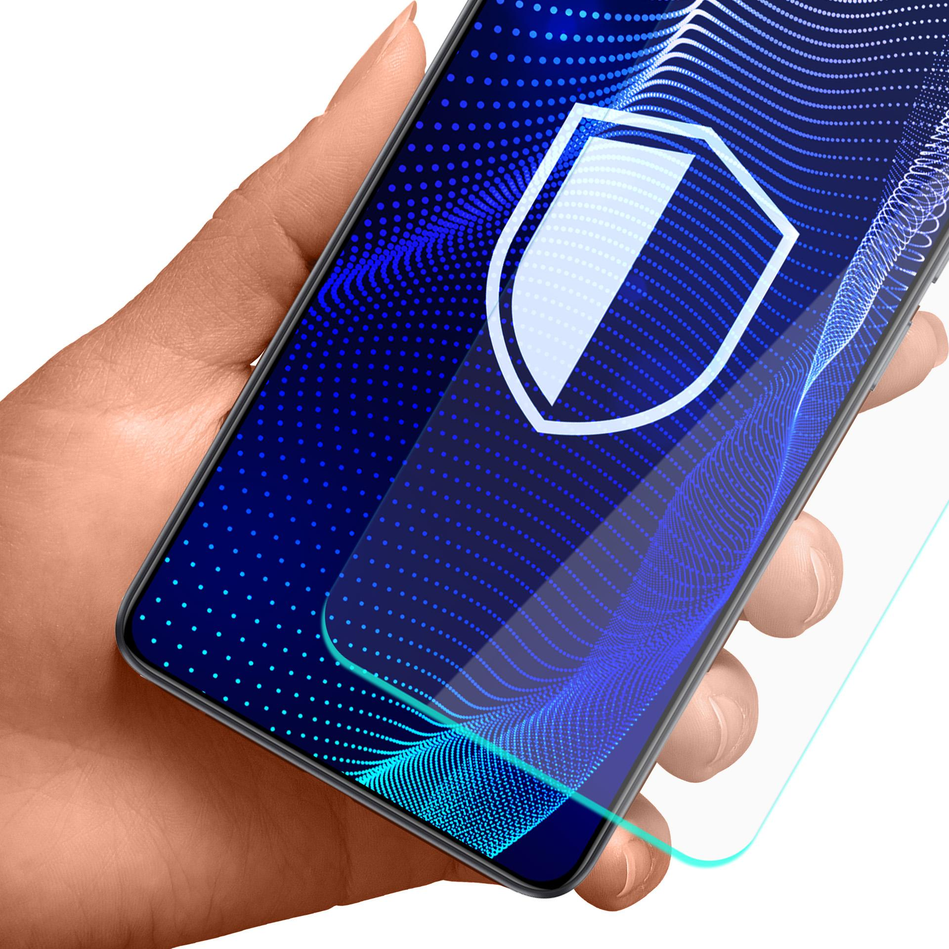 Ręka trzyma telefon z ikoną tarczy na ekranie. Tło to niebieski wzór w kropki.