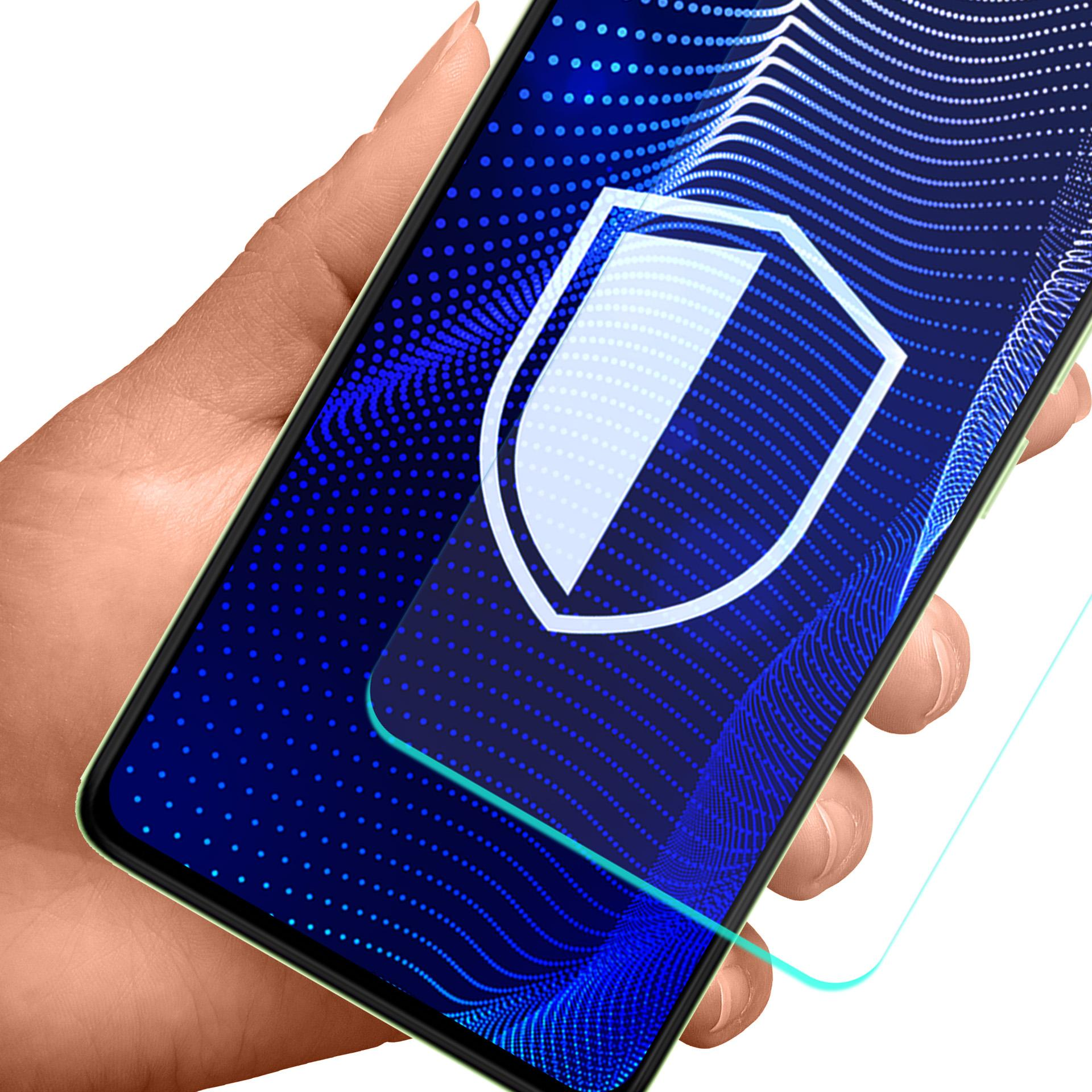 Mano che tiene uno smartphone con un'icona a scudo di sicurezza sullo schermo. Lo sfondo è bianco.