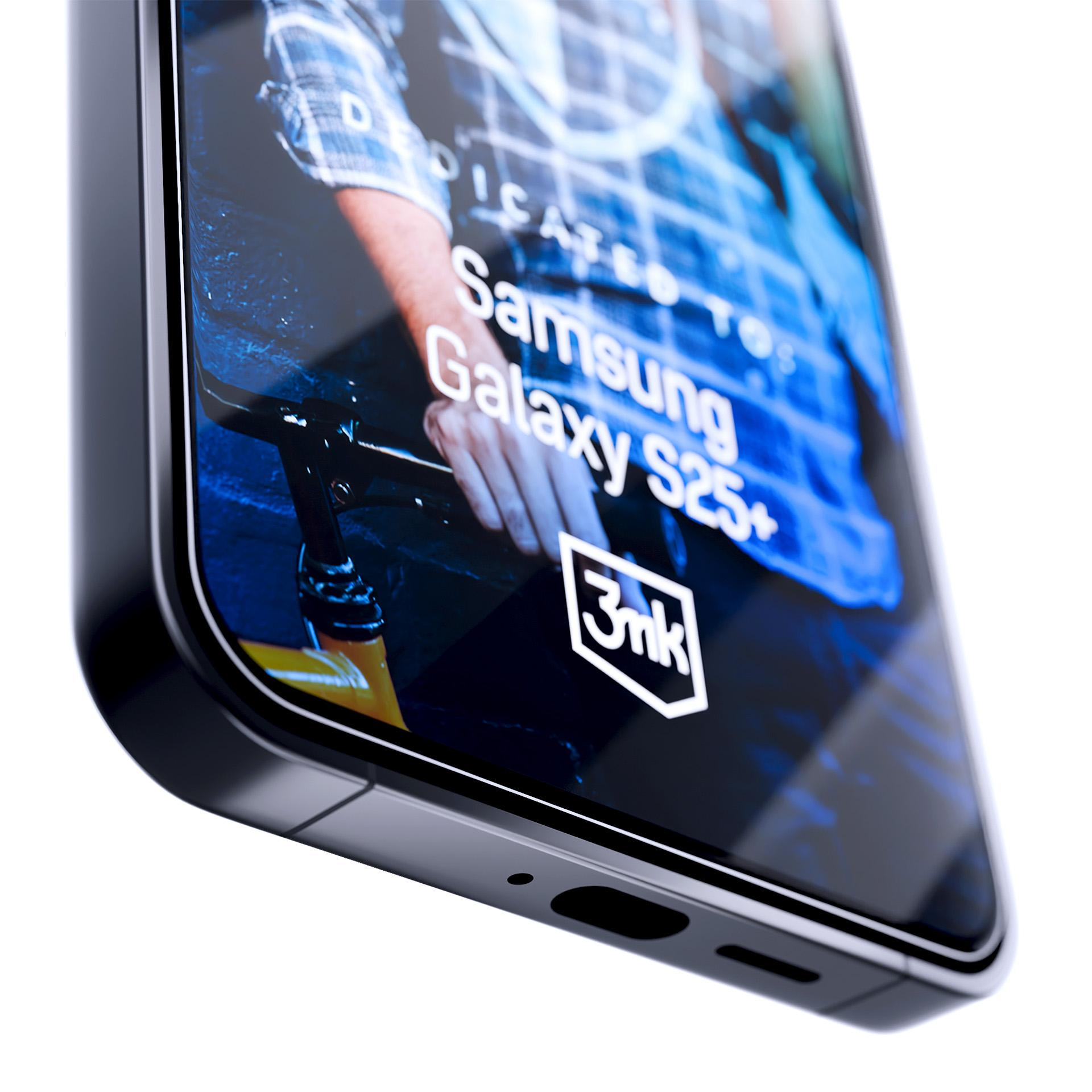 Primo piano di uno smartphone nero che mostra 'Samsung Galaxy S25+' sullo schermo. Il telefono è angolato, con sfondo bianco.
