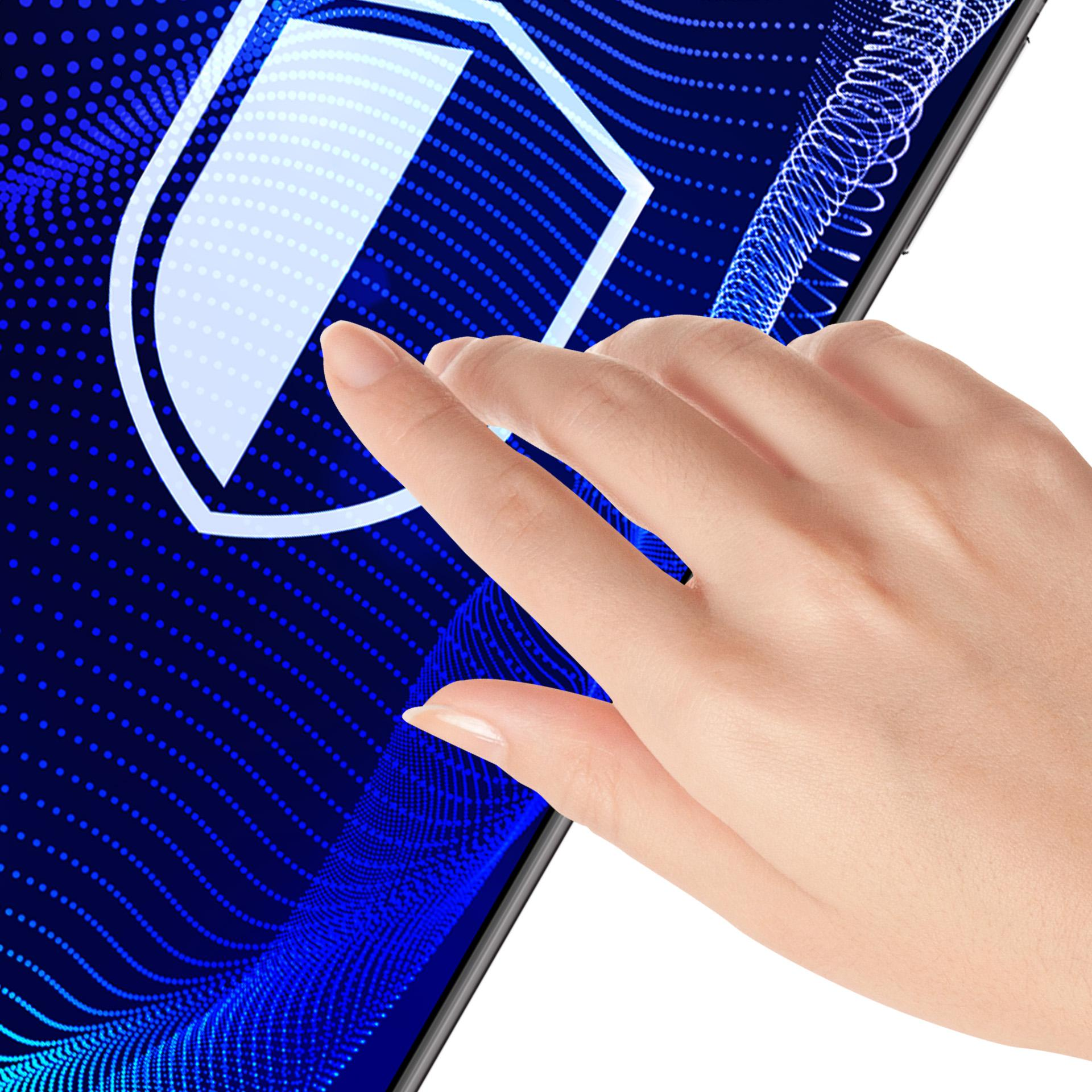 Una mano tocca lo schermo di un tablet. Lo schermo mostra un'icona a scudo su sfondo blu puntinato.