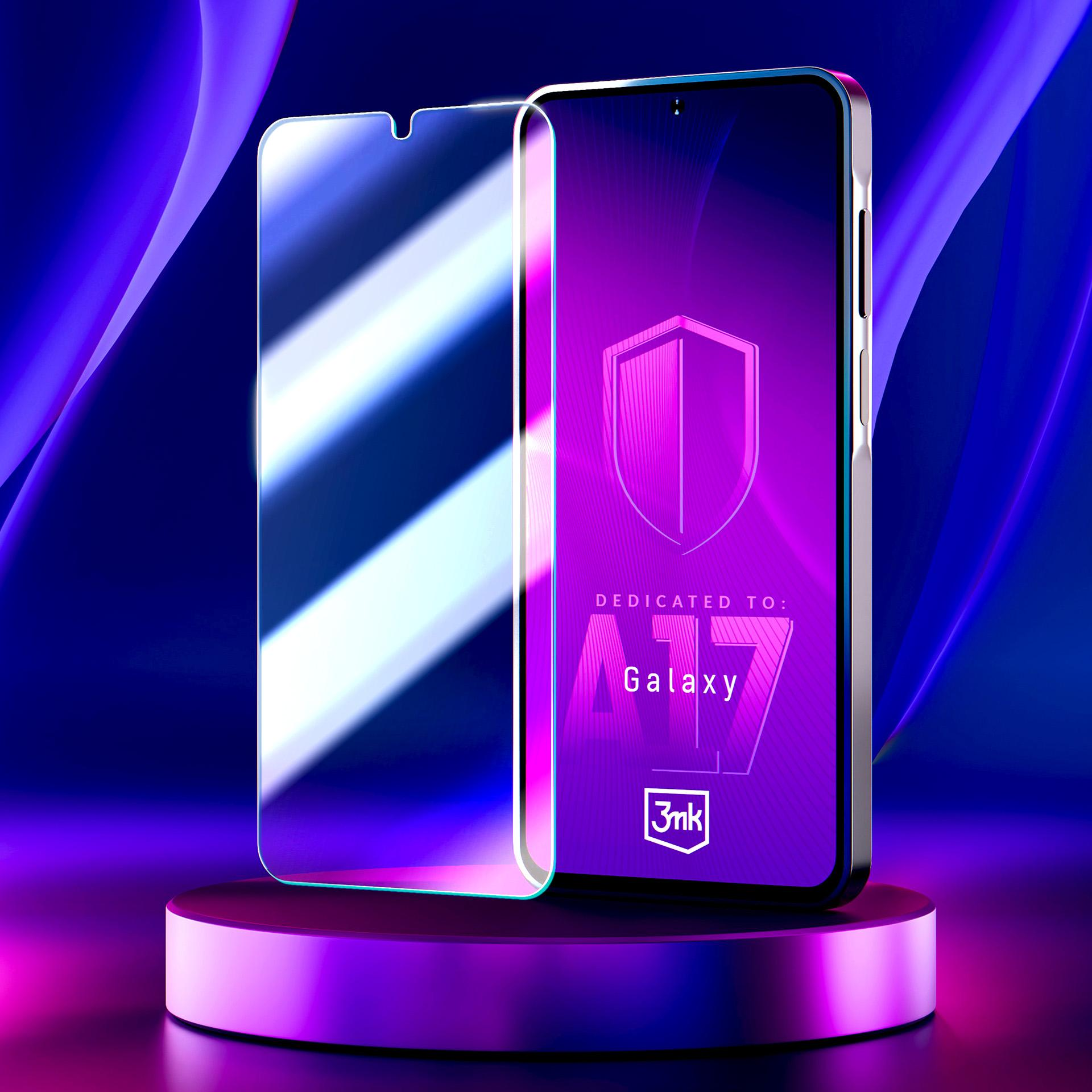 Telefon z ochroną ekranu. Fioletowe i niebieskie tło. Telefon pokazuje grafikę tarczy, tekst 'A17 Galaxy' i logo marki.
