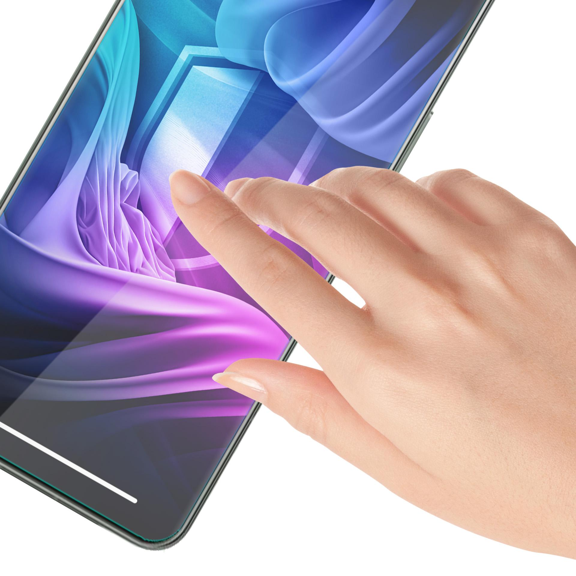 Una mano tocca lo schermo di un telefono. Lo schermo mostra un design astratto colorato. Lo sfondo è bianco.