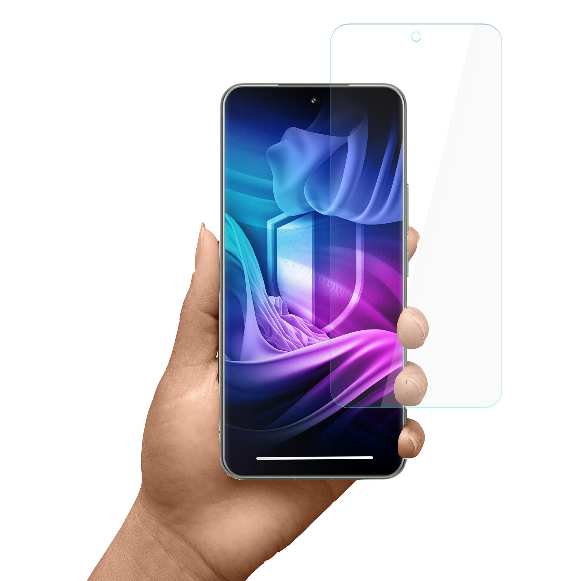 Mano che tiene uno smartphone con protezione schermo. Lo schermo mostra un design astratto viola, blu e bianco.