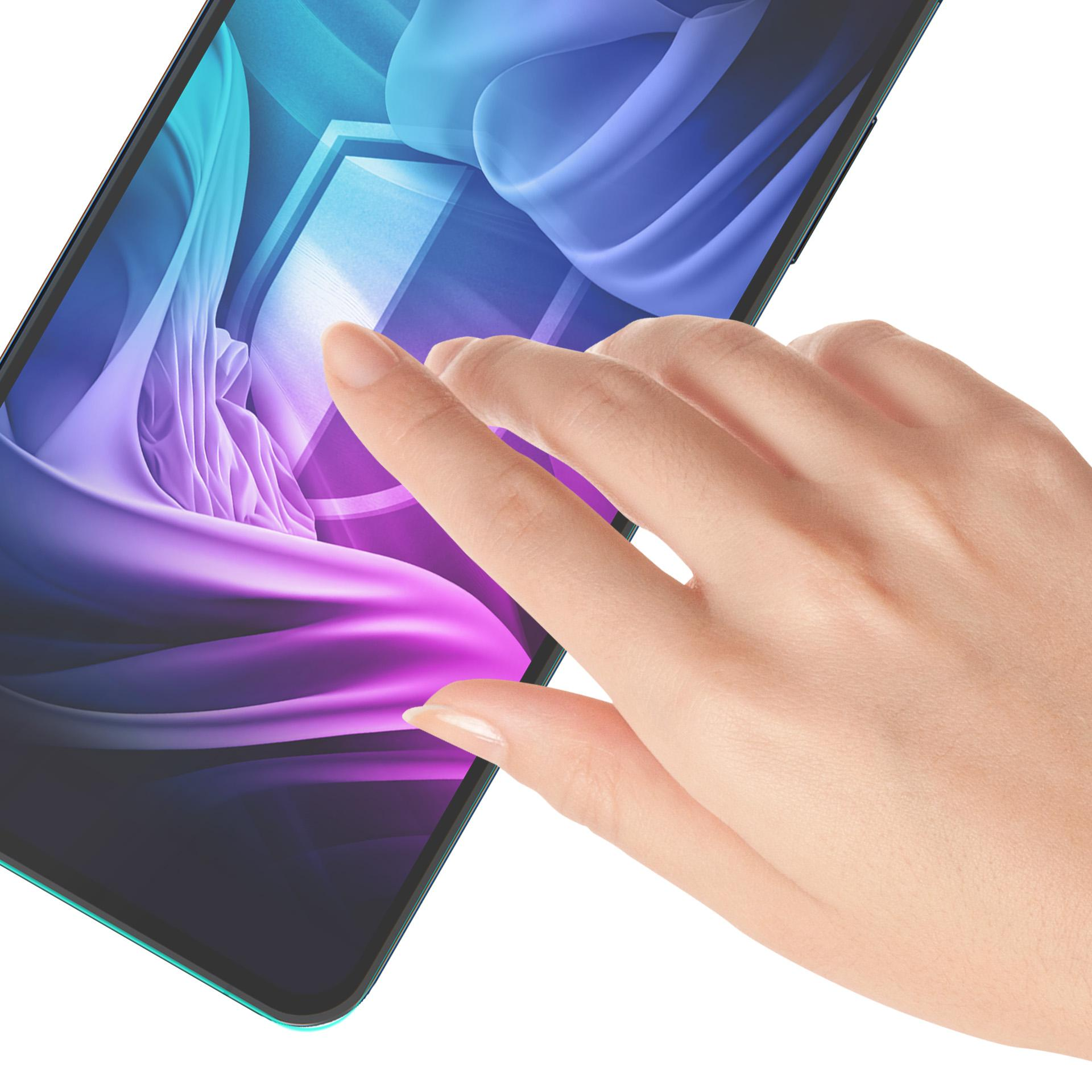 Una mano tocca lo schermo di uno smartphone con design astratto blu e viola. Sfondo bianco.