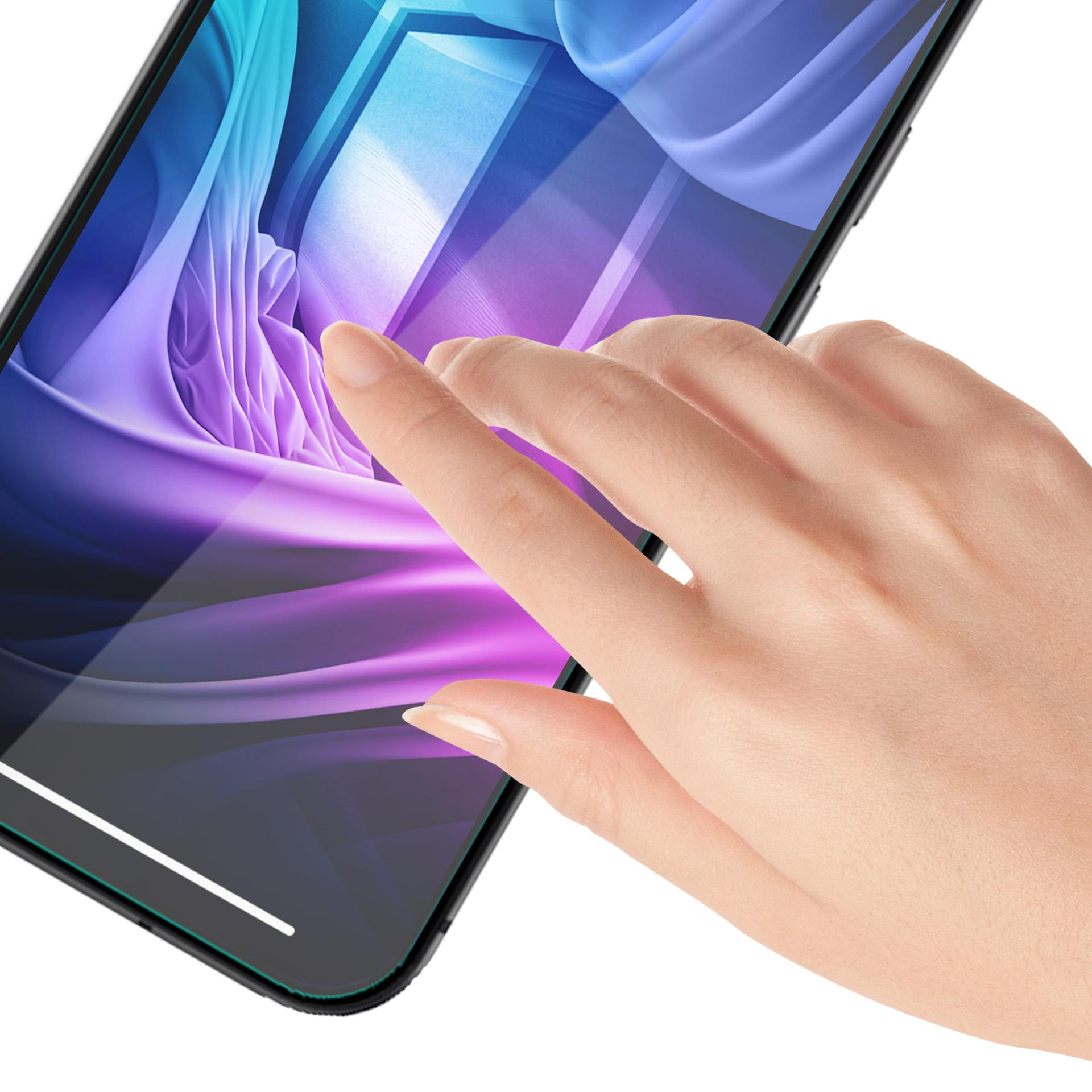 Una mano tocca lo schermo di un telefono. Lo schermo mostra arte astratta viola e blu. Sfondo bianco.