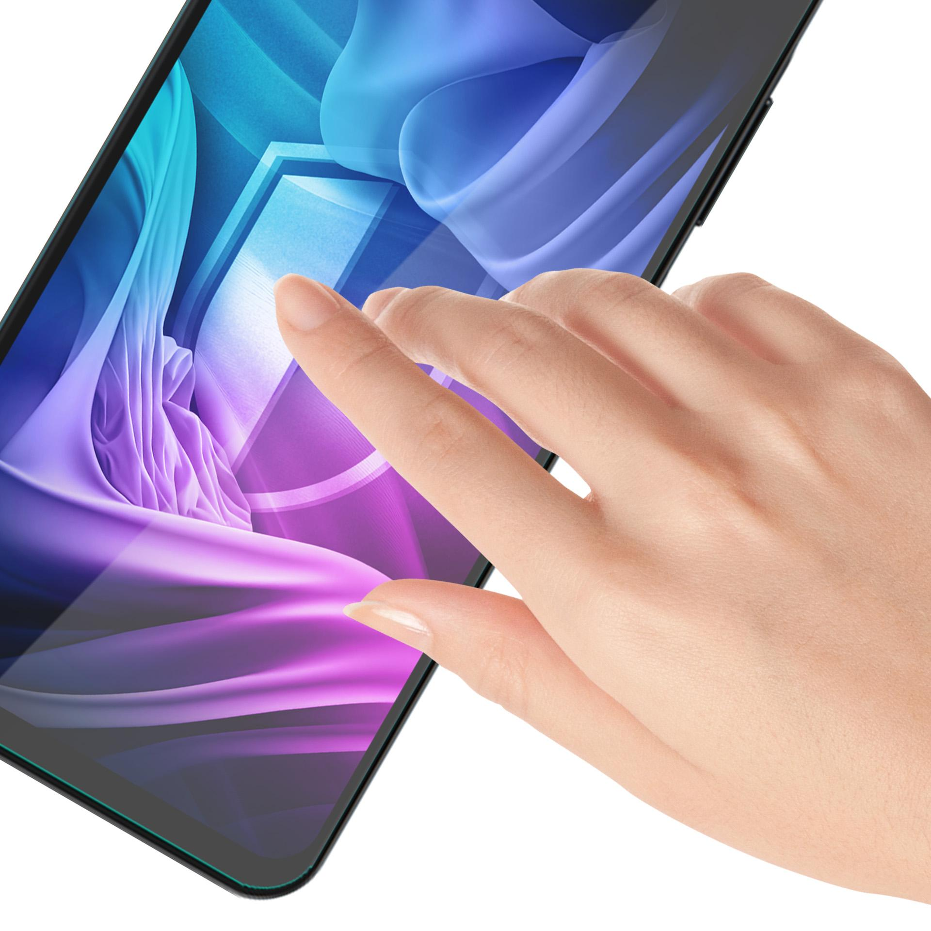 Una mano tocca lo schermo di un telefono. Lo schermo mostra un design astratto blu e viola. Lo sfondo è bianco.