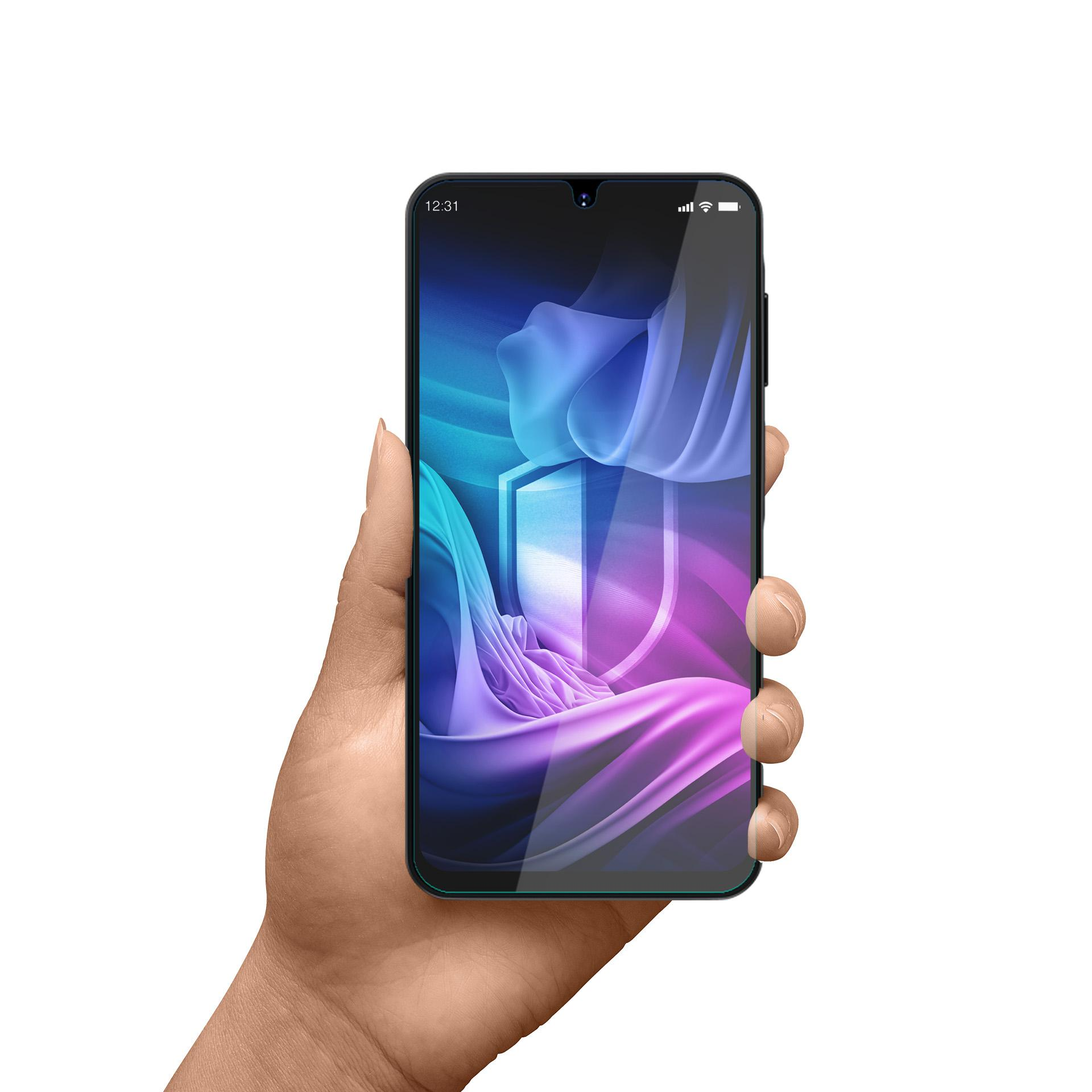 Mano che tiene uno smartphone. Il telefono mostra una grafica a scudo con colori blu e viola su sfondo bianco.