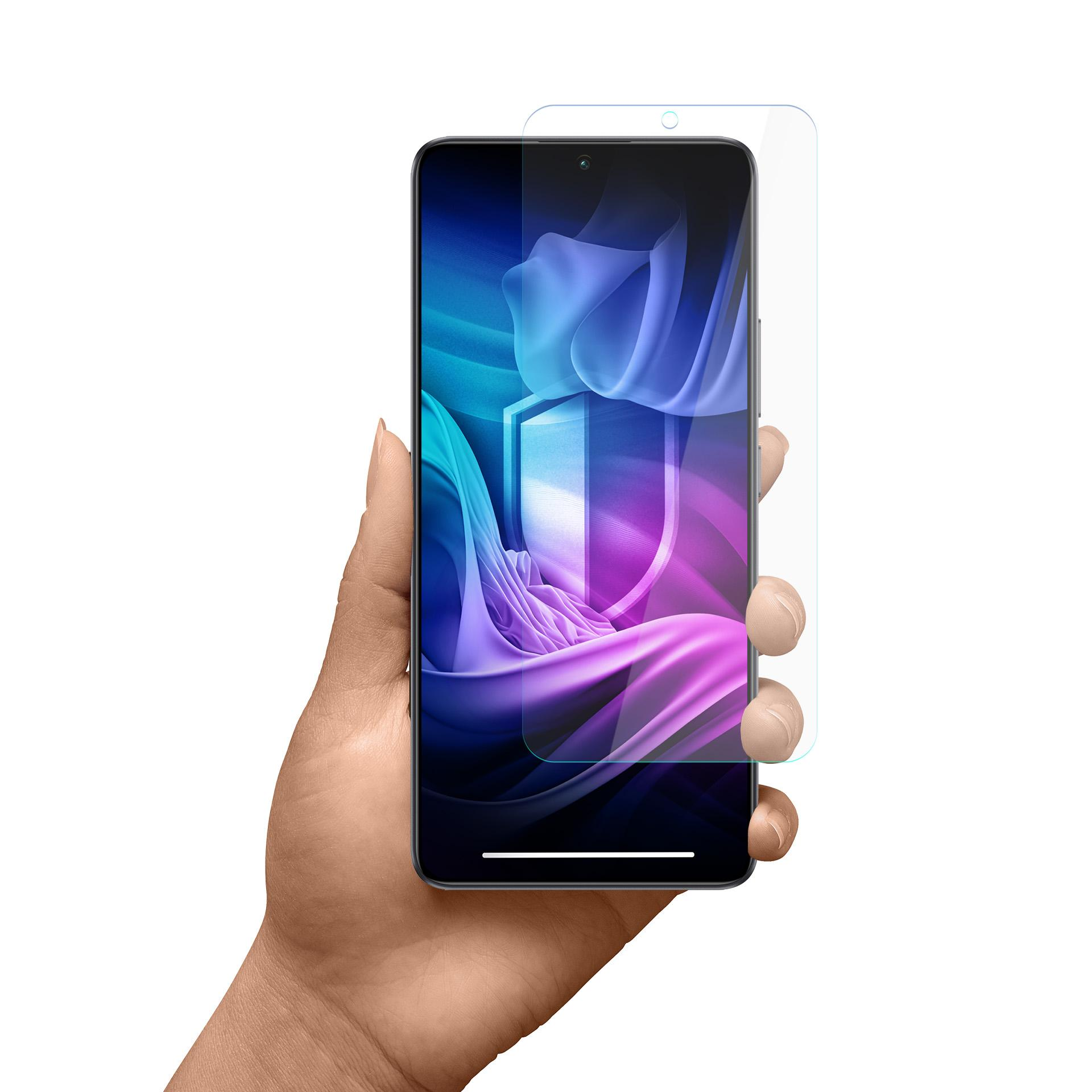 Una mano tiene uno smartphone con una protezione per lo schermo. Il telefono mostra un design a scudo blu e rosa.