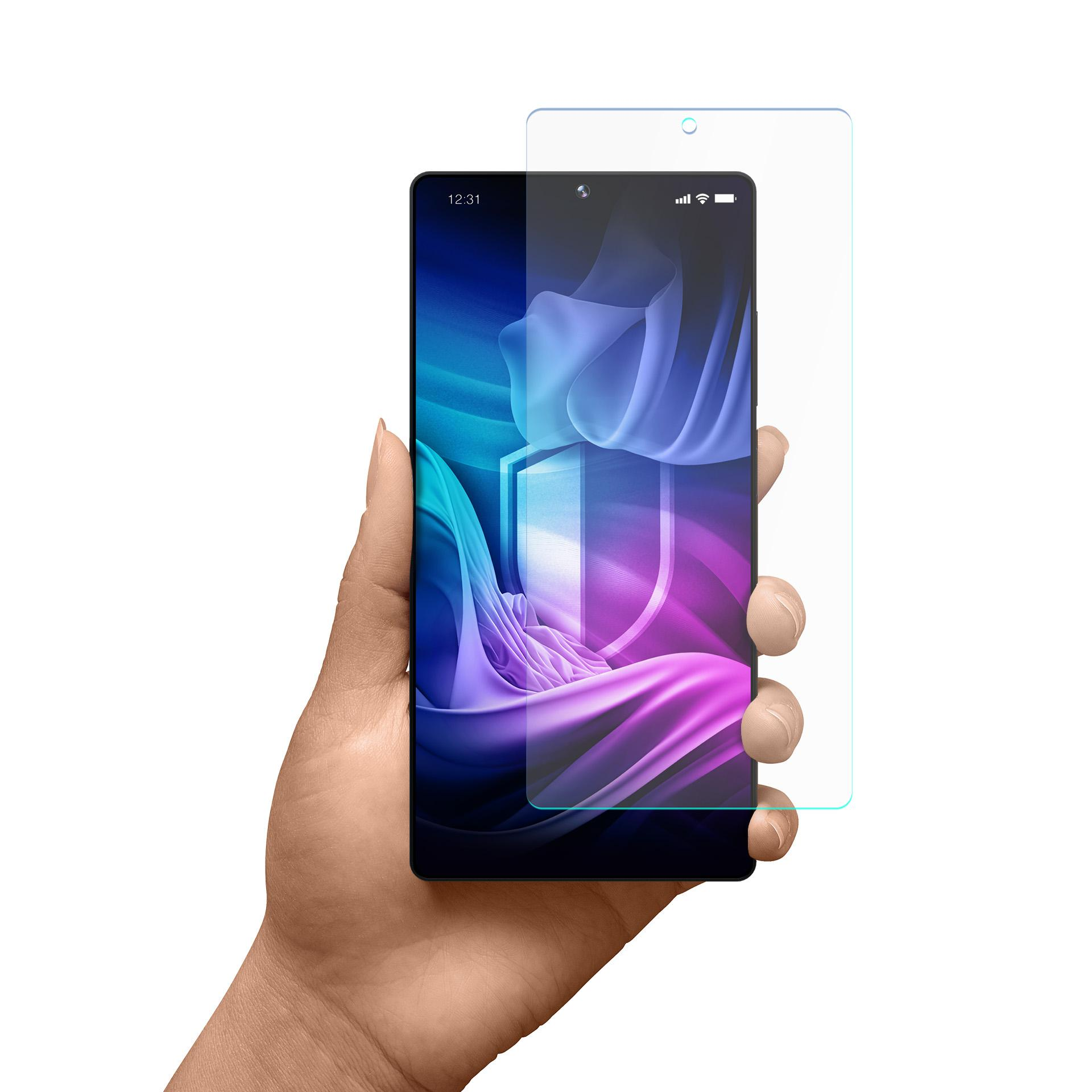 Ręka trzyma smartfon z ochraniaczem ekranu. Ekran pokazuje kolorowy abstrakcyjny wzór. Widoczny jest kształt tarczy.