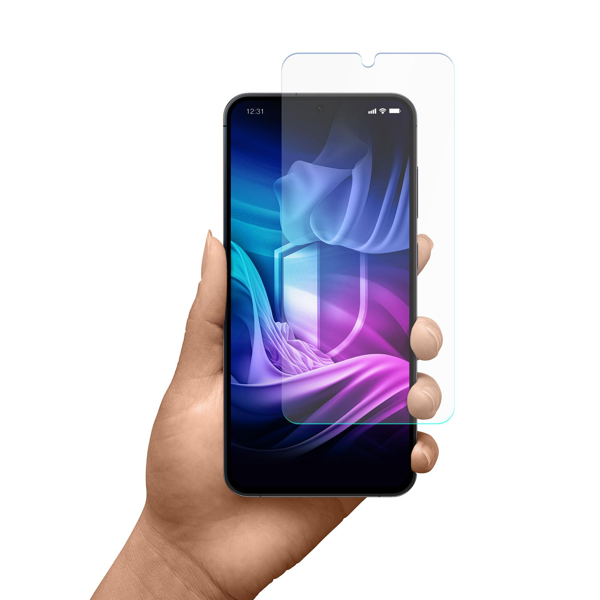 Una mano tiene uno smartphone con una protezione per lo schermo. Lo schermo mostra un design astratto blu e viola.